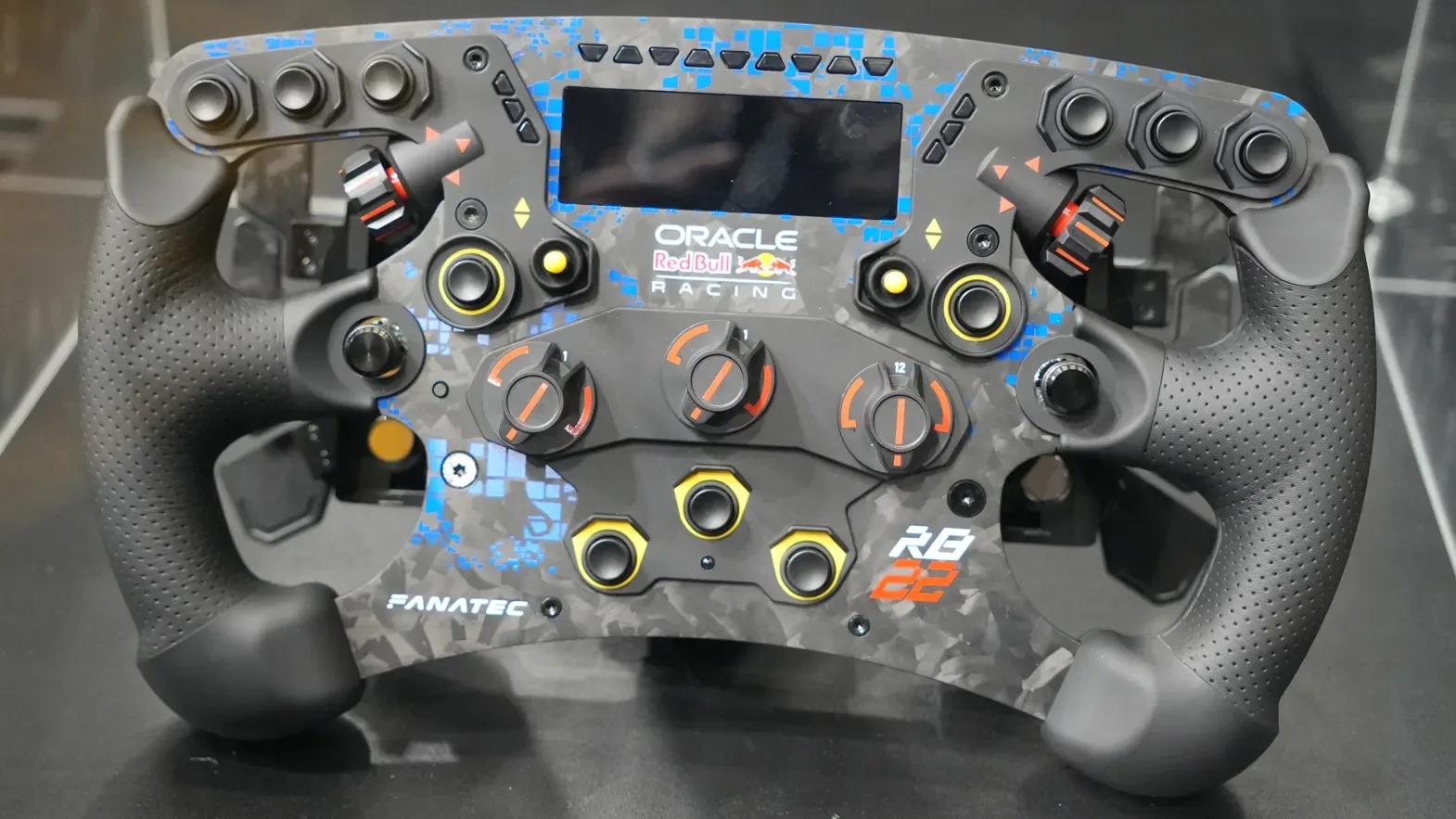 Le ClubSport Formula V3 aux couleurs de la Red Bull RB22. Disponible mi-novembre, à 429,95 € selon Traxion.