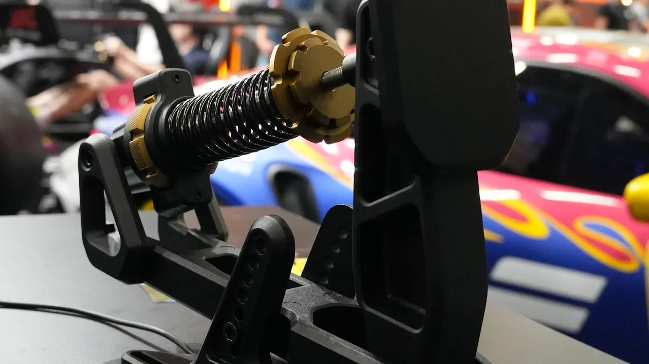 L'accélérateur du Podium Pedals Sport, ressort et bagues dorées. Le Podium à trois pédales est annoncé pour la fin de l'année.