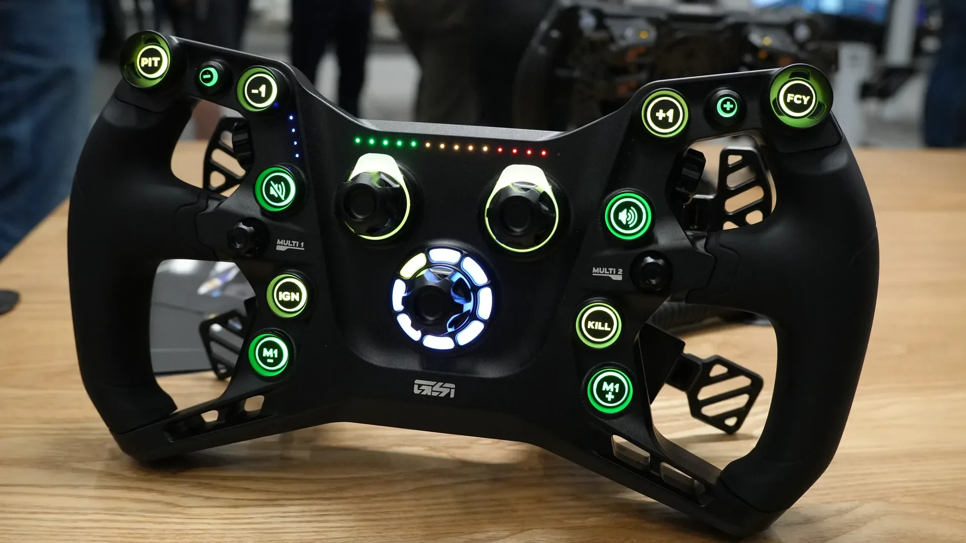 Le X-29+ et sa barre de LED de régime allumée, absente du X-29 actuel.