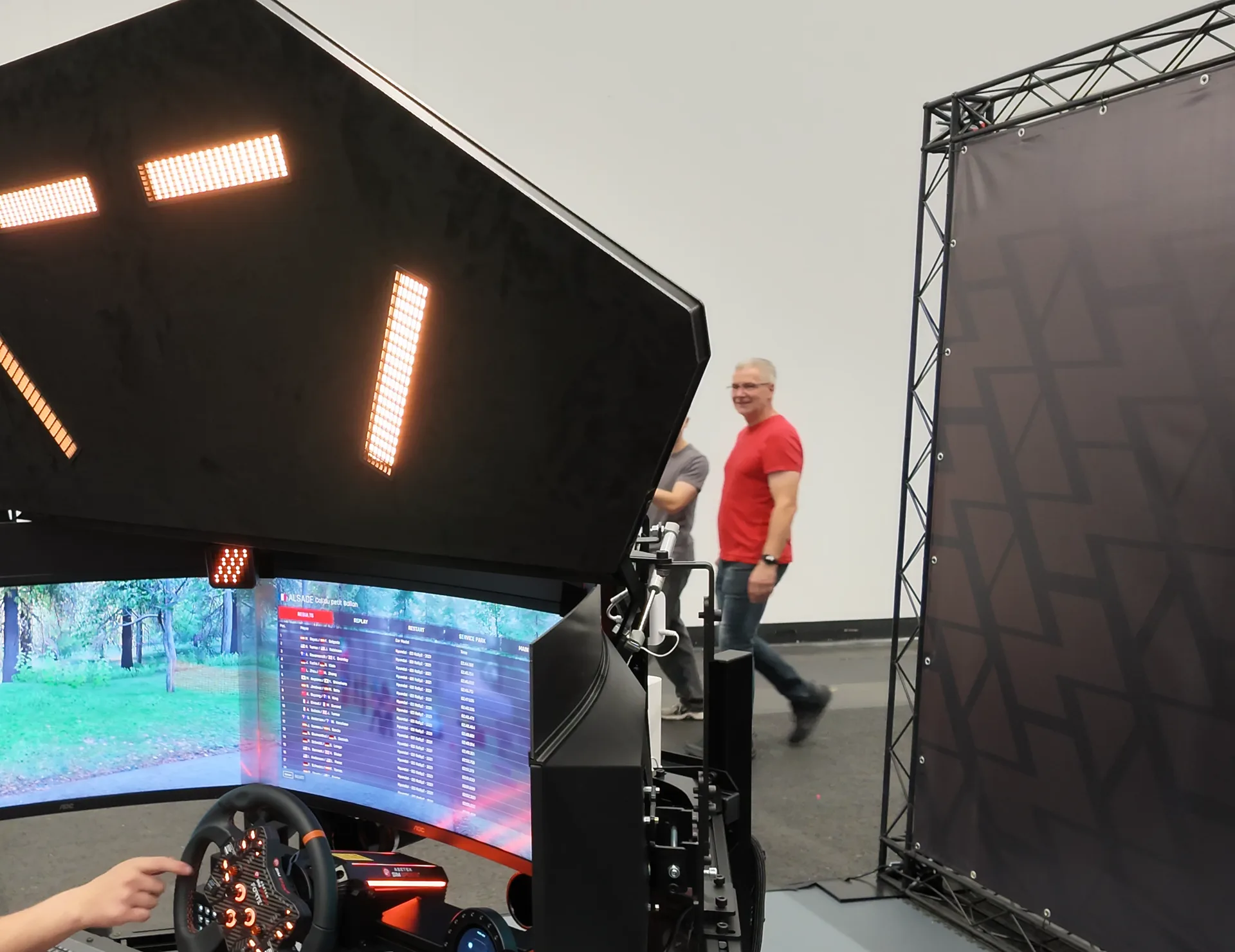 Le toit du simulateur Helente relevé, avec ses rampes lumineuses. Il était présenté comme le premier produit commercial de ce type, sans prix pour l'instant.