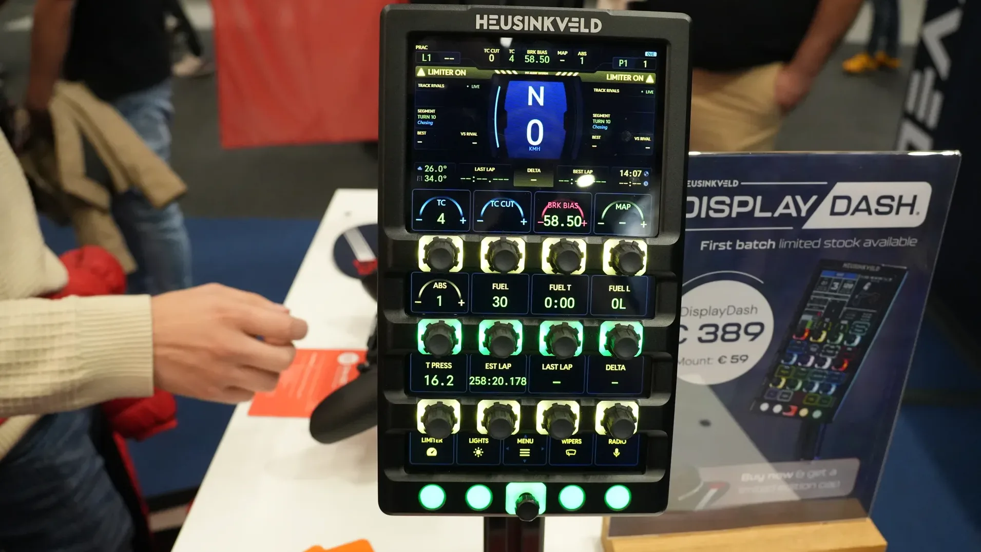 Le DisplayDash d'Heusinkveld, enfin en version finale. Le panneau du stand annonce 389 €, plus 59 € pour le support.
