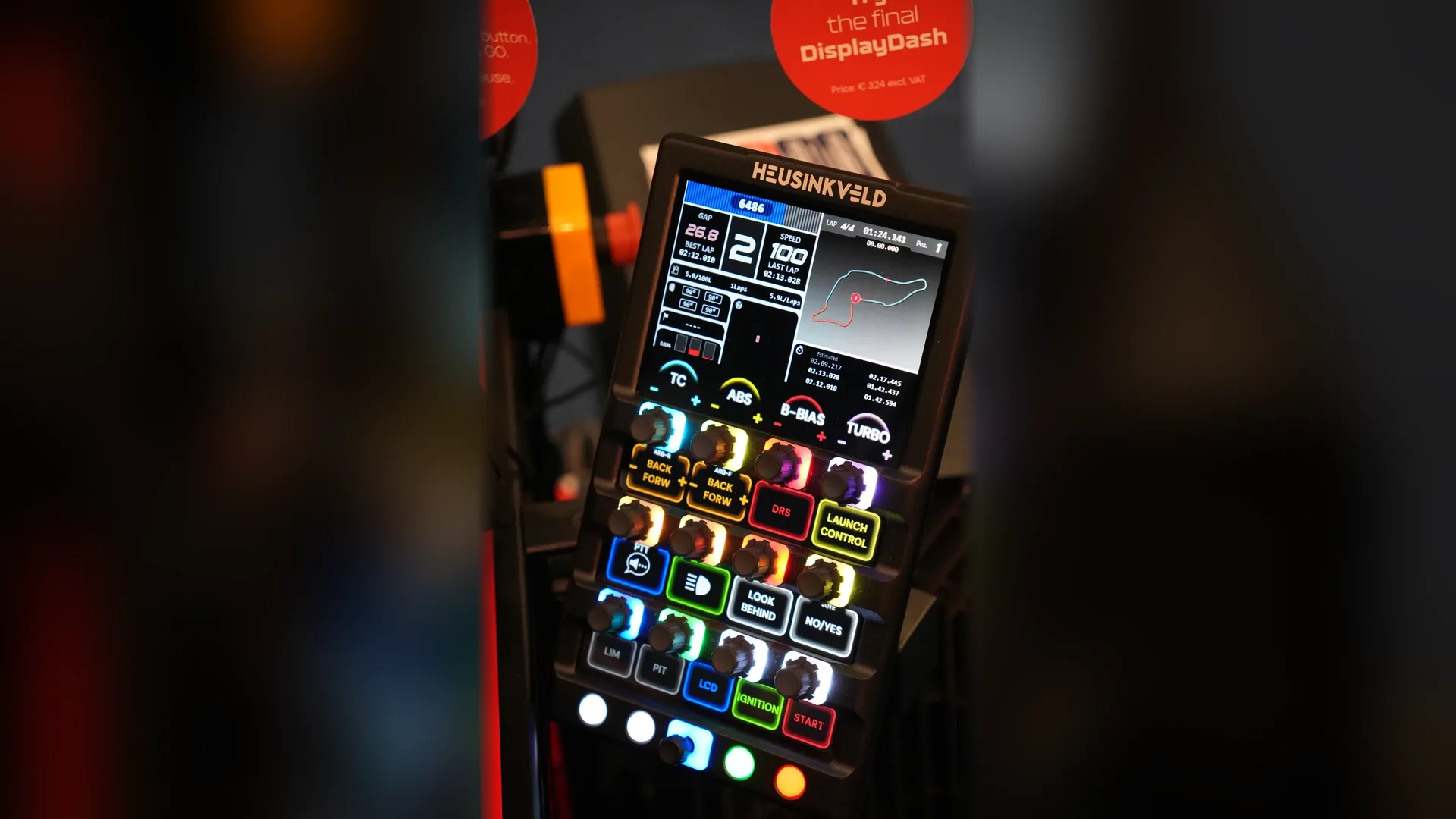 Le DisplayDash monté sur un simulateur du stand Heusinkveld. Hors Union européenne, l'étiquette l'affiche à 324 € hors taxes.