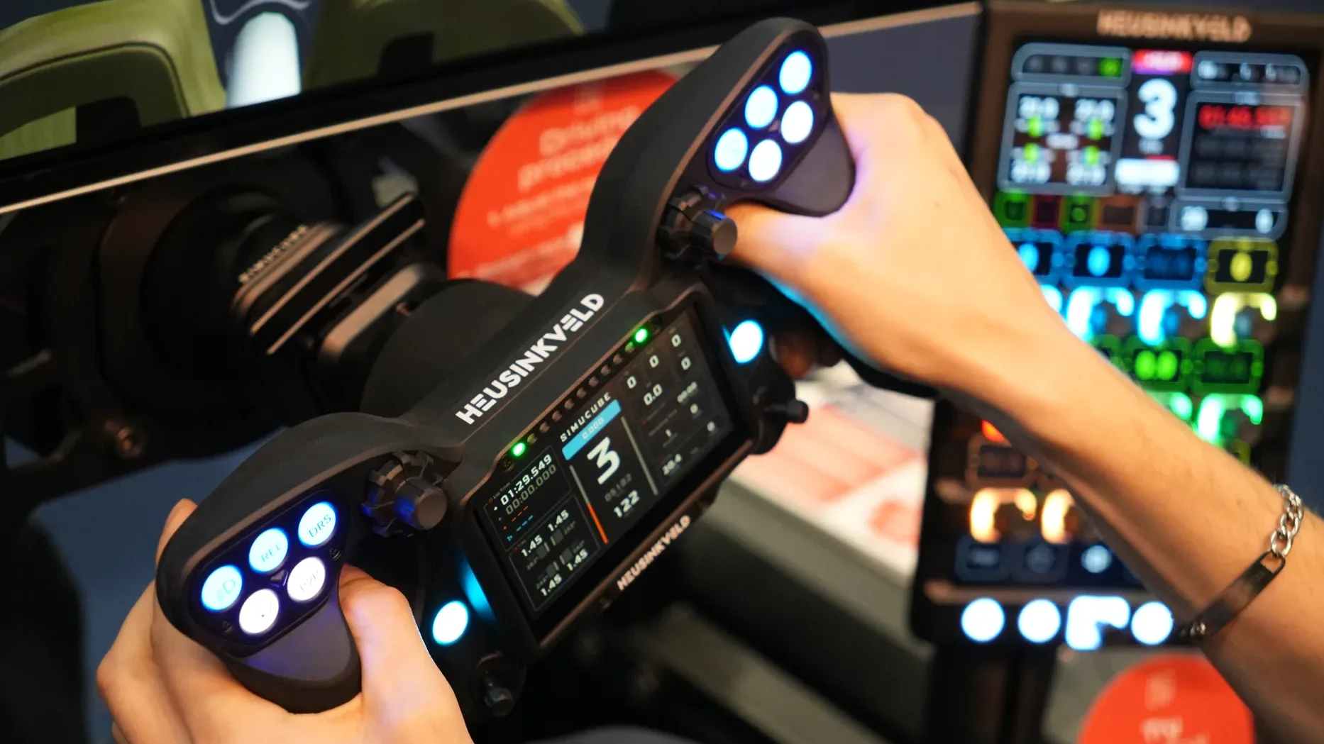 Le One SC d'Heusinkveld, avec l'écran tactile de Simucube intégré au volant. Essayable sur le stand, sans prix ni date.