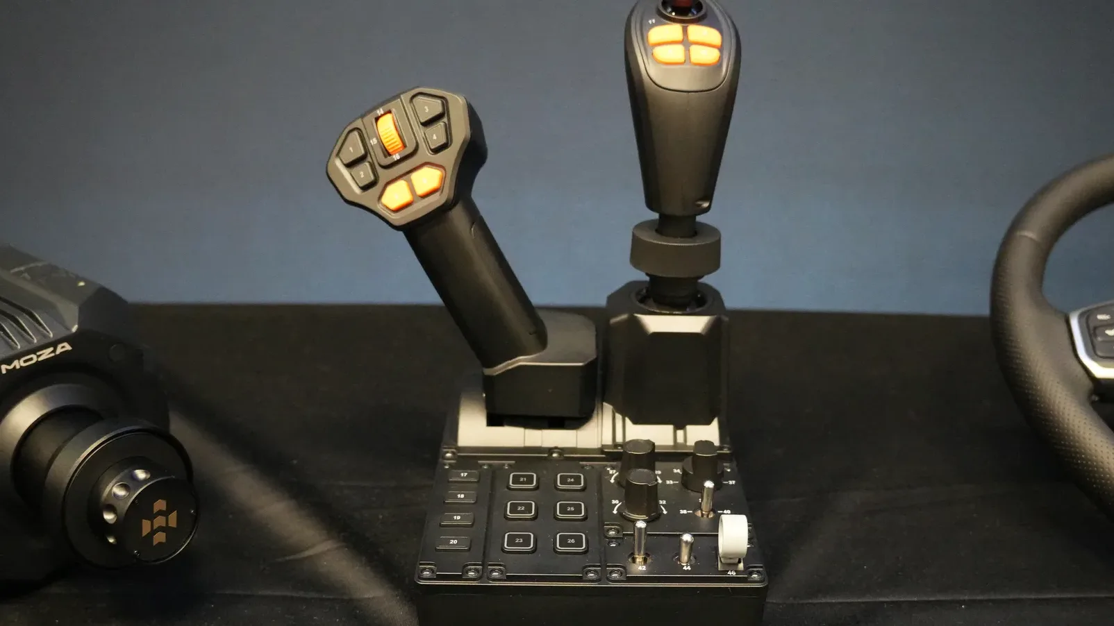 Le bundle Farming Simulator de MOZA : deux joysticks et un boîtier de commandes, de quoi conduire les engins agricoles du jeu.