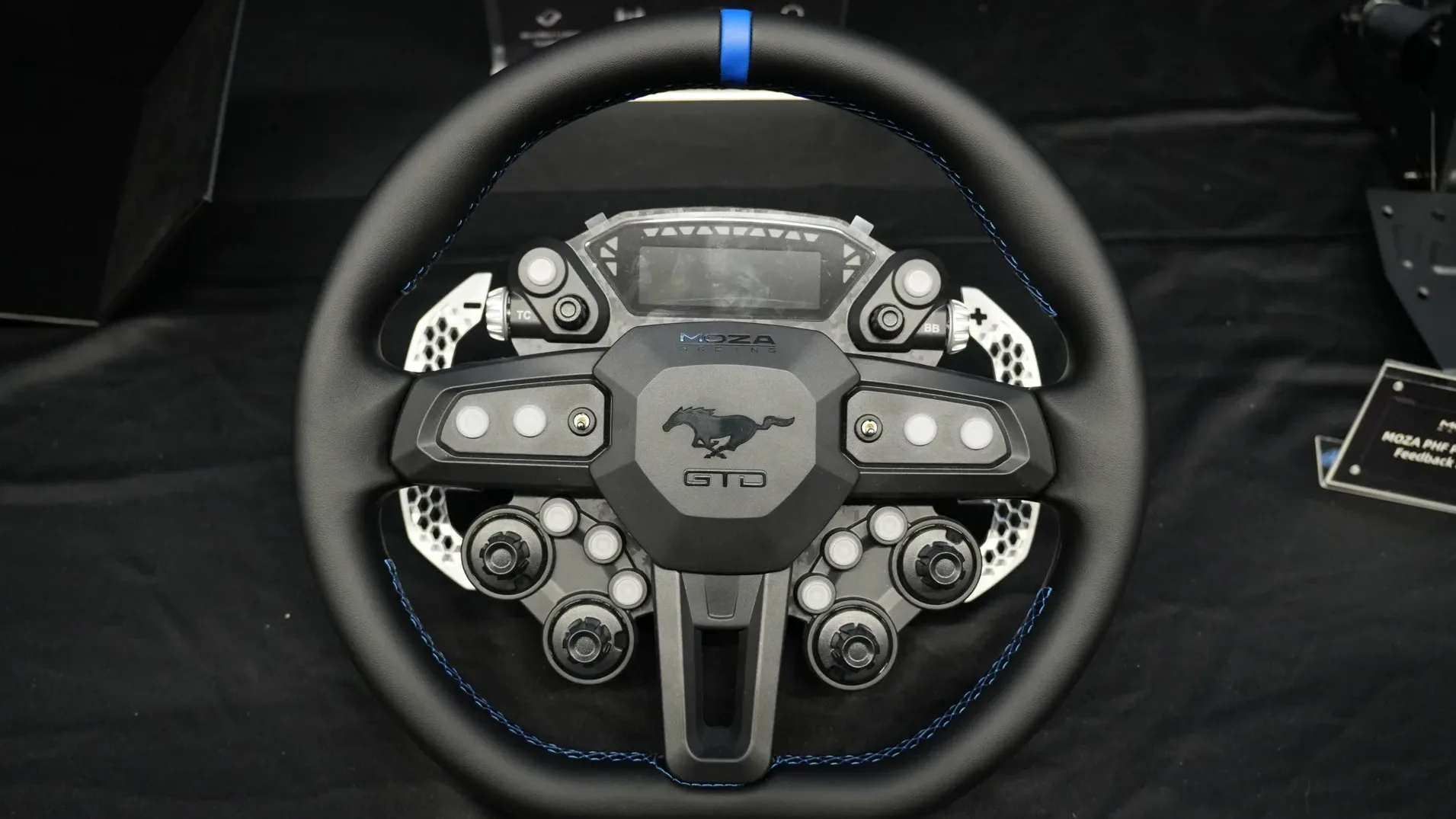 Le Ford Mustang GTD de MOZA et son écran de 2,99 pouces. Lancé le 17 septembre, toujours pas commandable au 17 octobre.