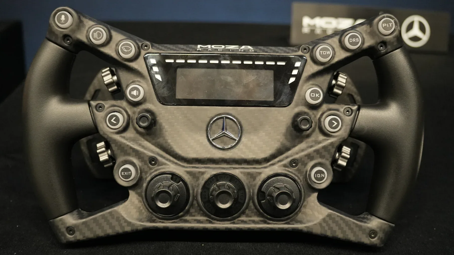 L'un des deux prototypes Mercedes-Benz de MOZA, en carbone avec un écran au centre. MOZA les annonce probablement pour 2027.
