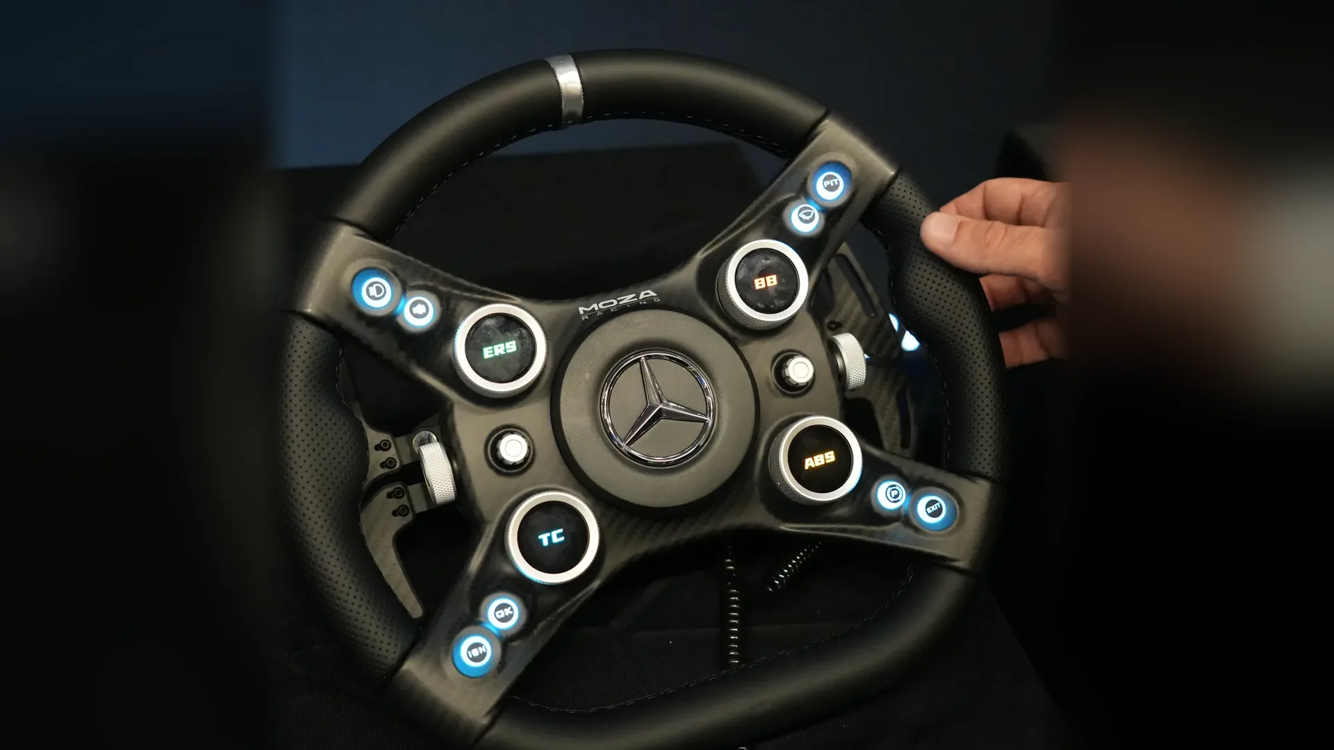 Le second prototype Mercedes-Benz, un volant rond à quatre branches. Comme le premier, il n'a encore ni prix ni date.