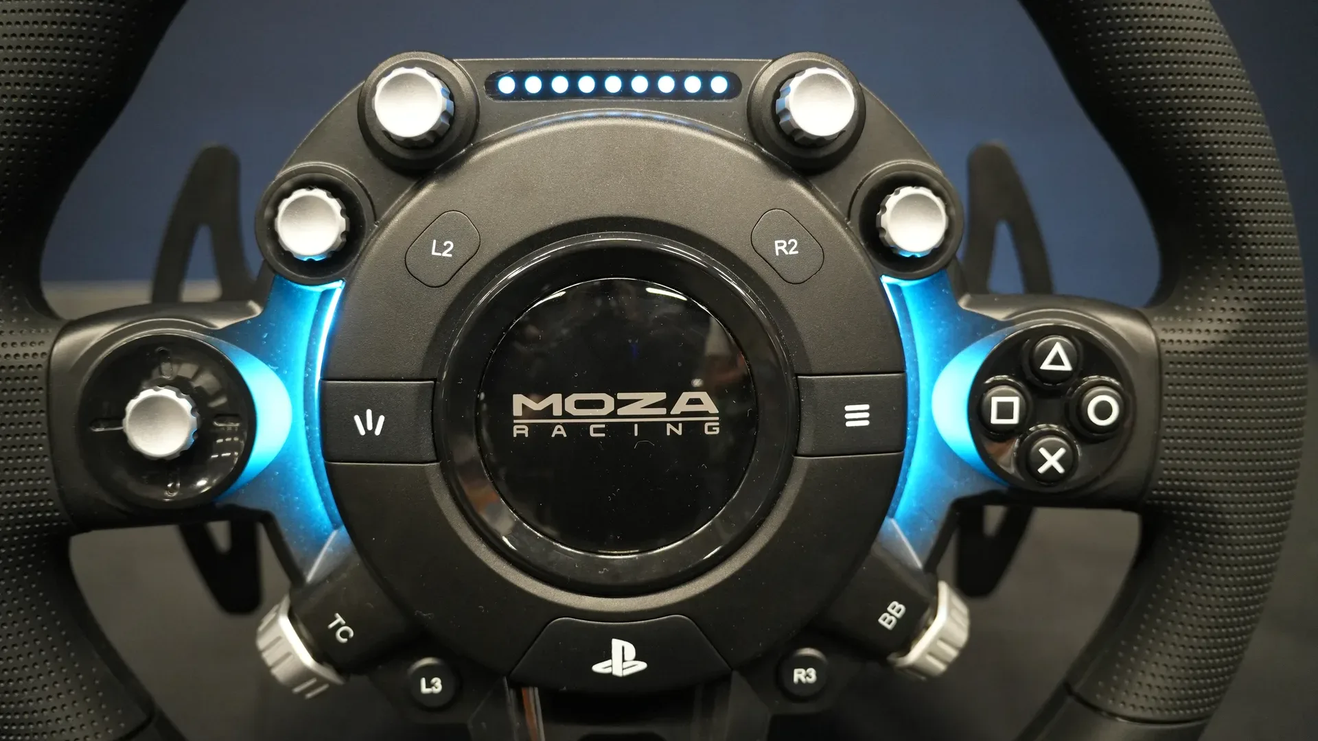Les touches PlayStation au centre du volant MOZA. Gran Turismo 7 reconnaît déjà la R5S Pro depuis sa mise à jour du 15 octobre.