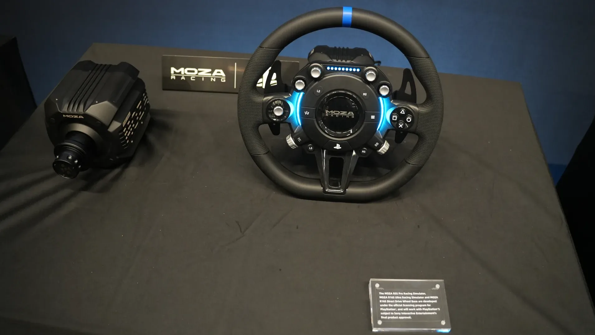 Un volant PlayStation de MOZA et une base, sous un carton prudent : ces produits fonctionneront sur PS5 sous réserve de l'approbation finale de Sony.
