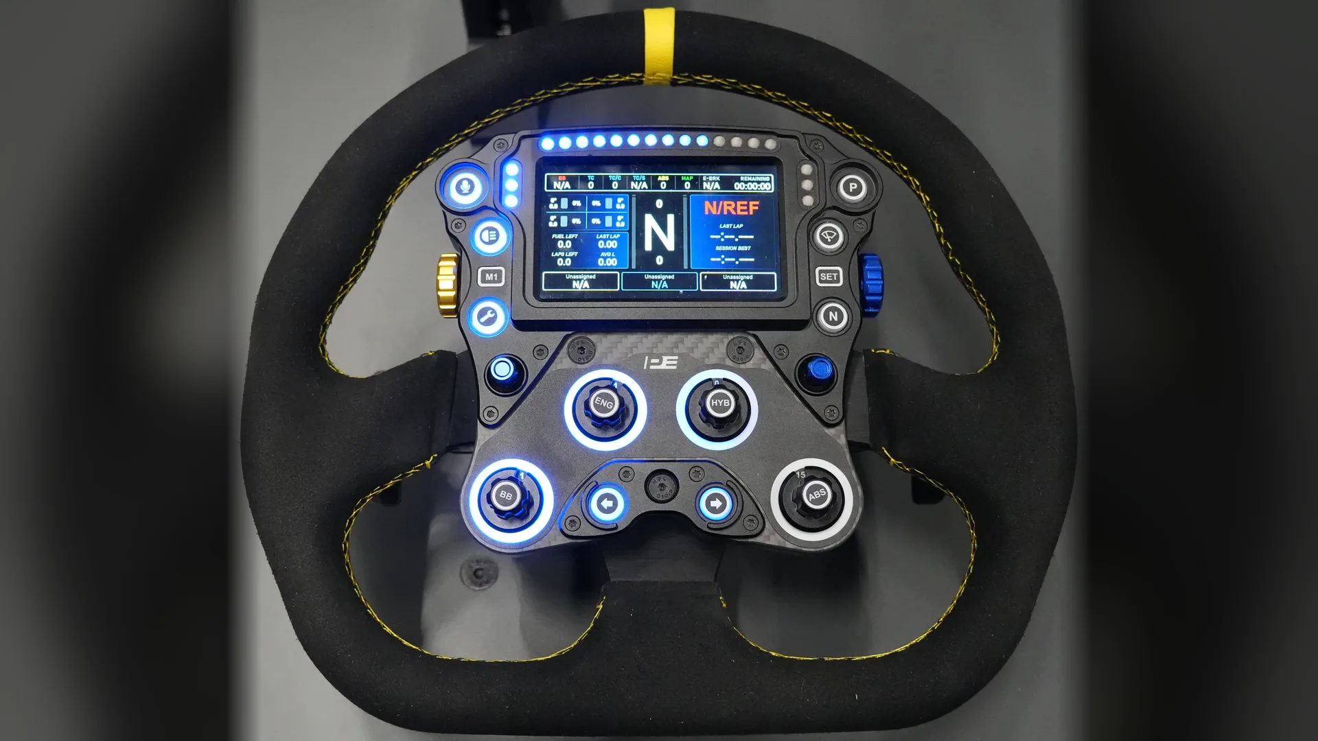 Le GTB PRO, le volant rond de Pokornyi Engineering, avec un écran dans son moyeu.