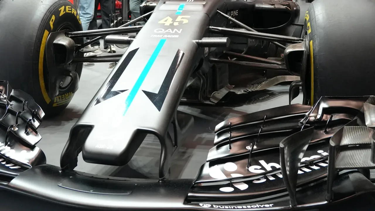 Une Formule 1 aux couleurs de Trak Racer, exposée dans le hall 12. Plus de 14 000 m² d'exposition cette année, 40 % de plus qu'en 2025 selon l'organisateur.