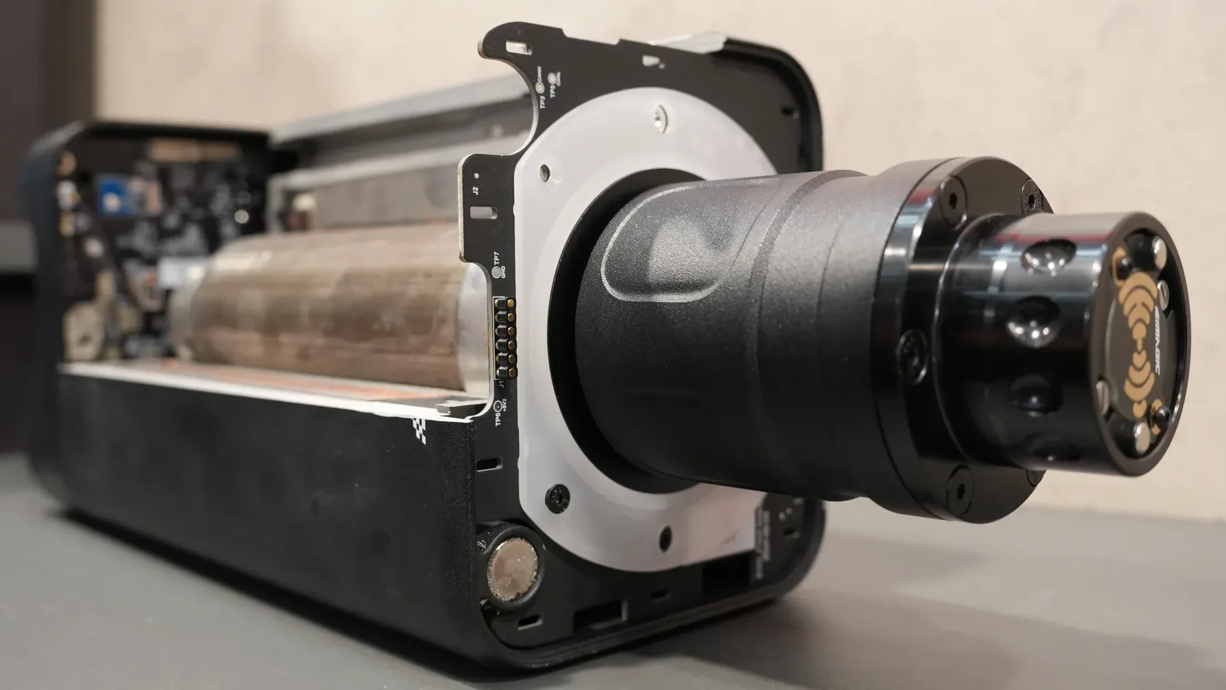 Une base direct drive Simagic en écorché : rotor, bobinage et électronique à nu. Rare de voir l'intérieur d'une base sur un salon.