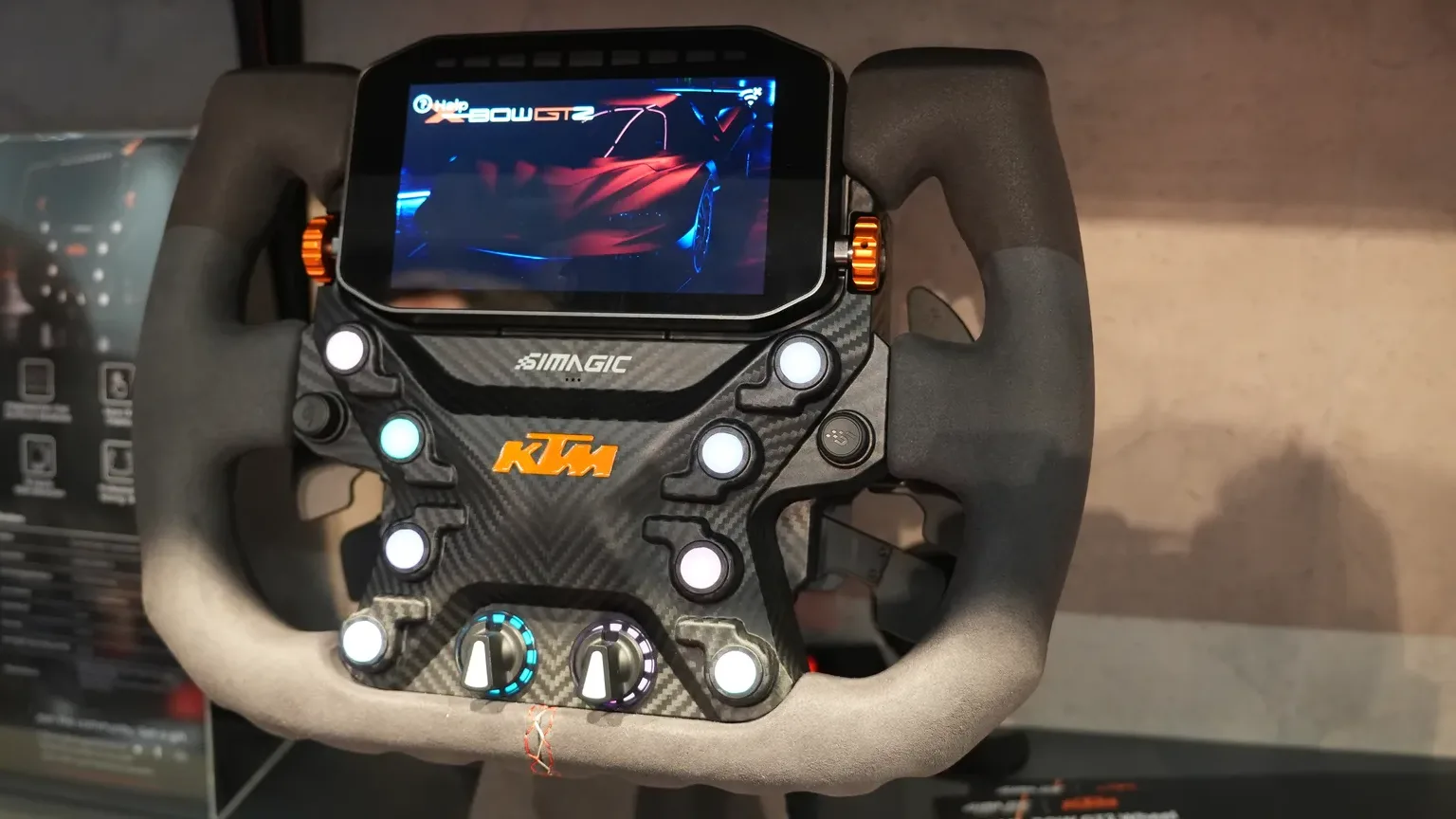 Le KTM X-Bow GT2 de Simagic et son écran de 5,5 pouces. Le second volant sous licence de la marque sera commandable en décembre.
