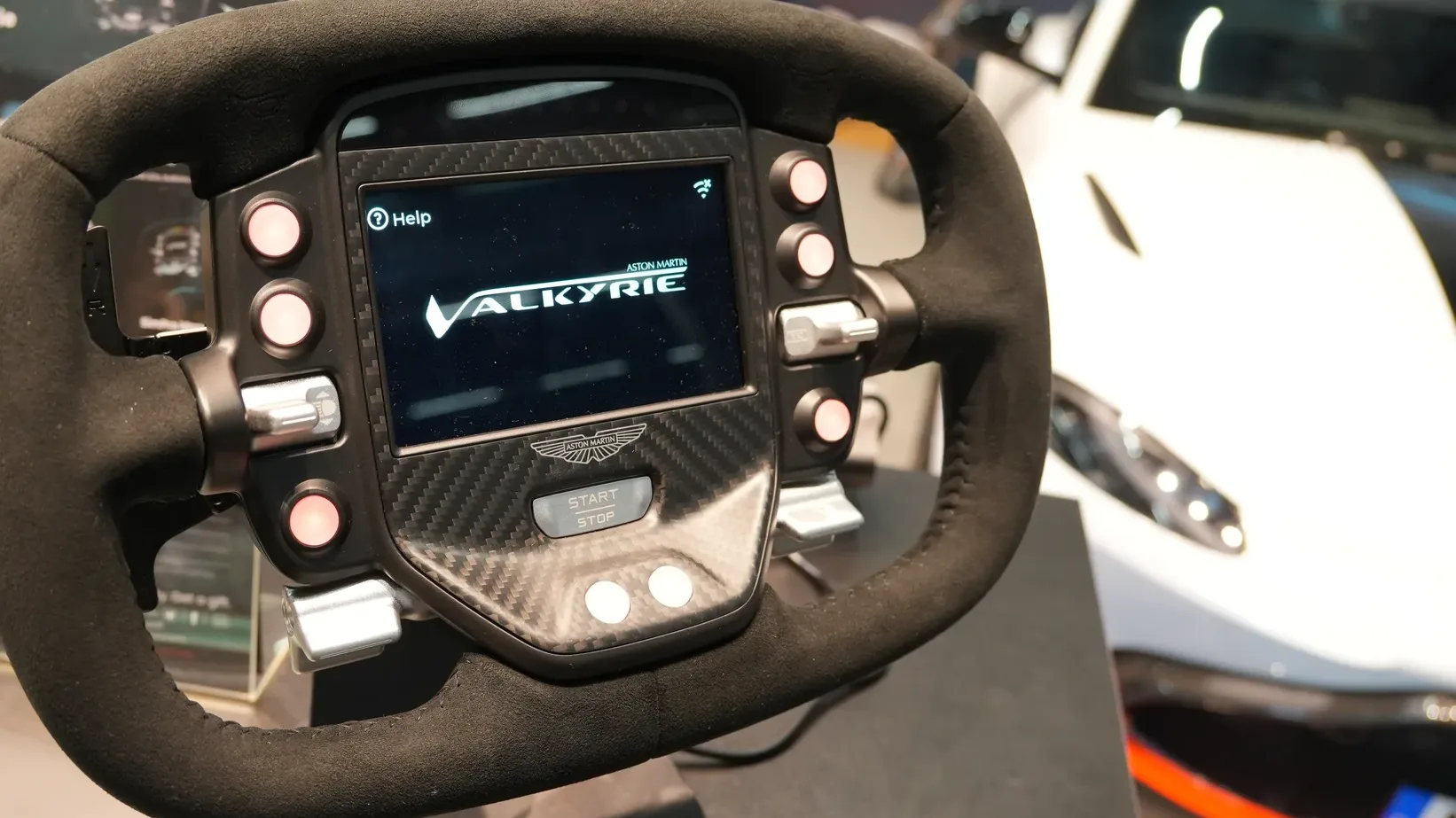 Le volant Aston Martin Valkyrie de Simagic, avec une vraie Aston Martin Vantage derrière. 954,90 € en précommande en Europe.