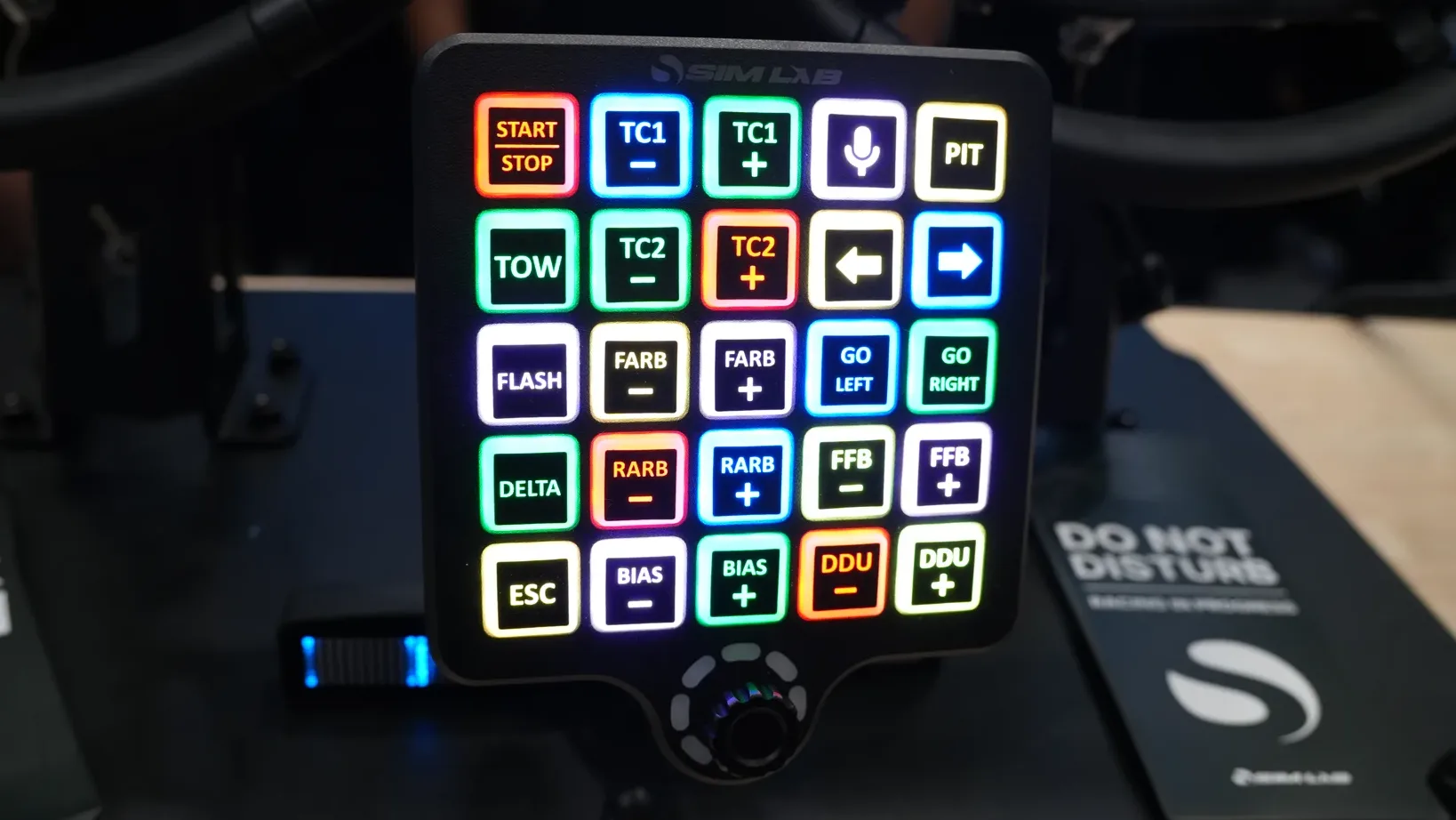 La nouvelle button box de Sim-Lab, montée sur tous les setups du stand. Son petit funky switch central sert notamment à naviguer dans les black box.
