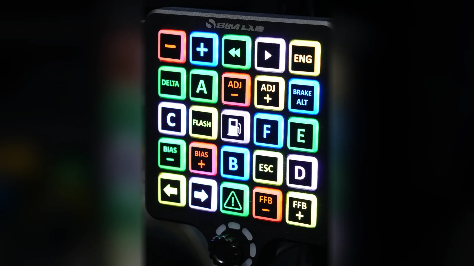 Une seconde button box Sim-Lab, à 25 touches, montée sur un autre simulateur du stand.