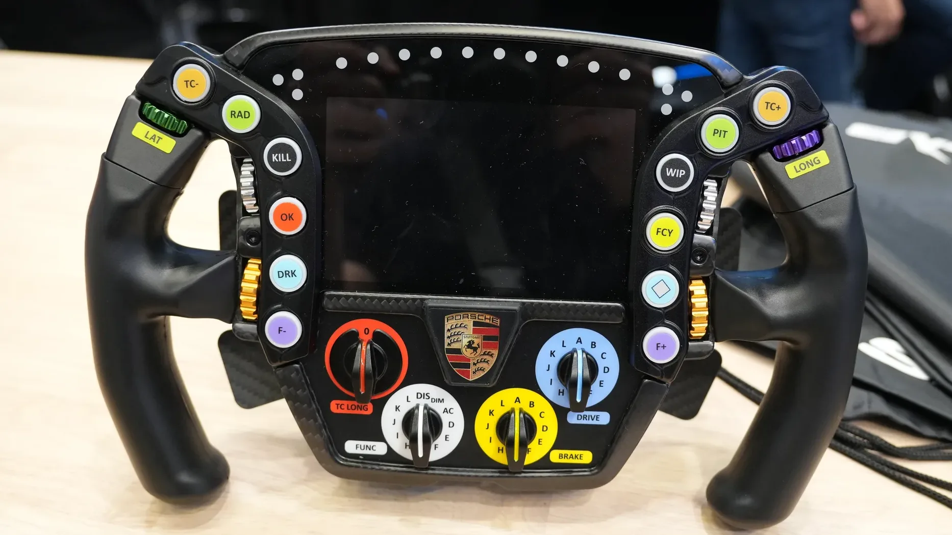La réplique du volant de la Porsche 963 chez Sim-Lab, encore au stade de prototype, sans prix ni date.
