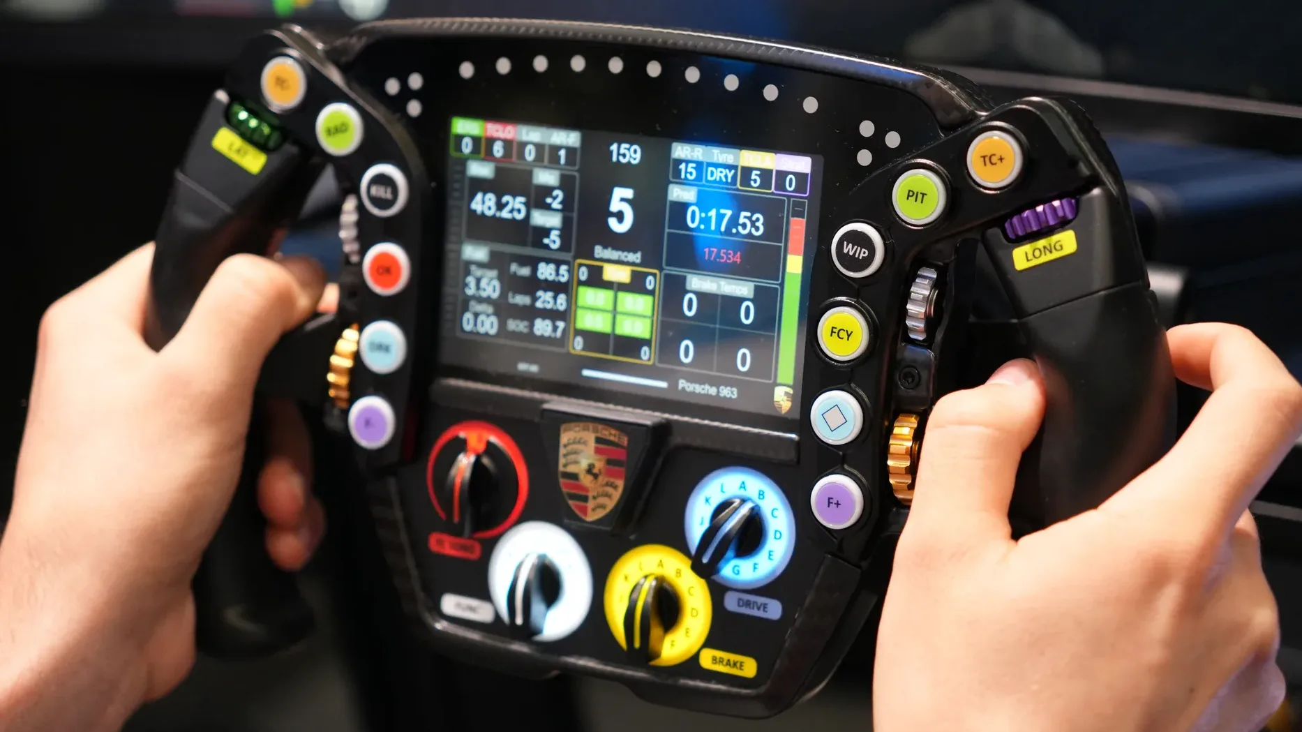 La même Porsche 963 en roulage, écran allumé : prototype, mais déjà montée sur un simulateur du stand.