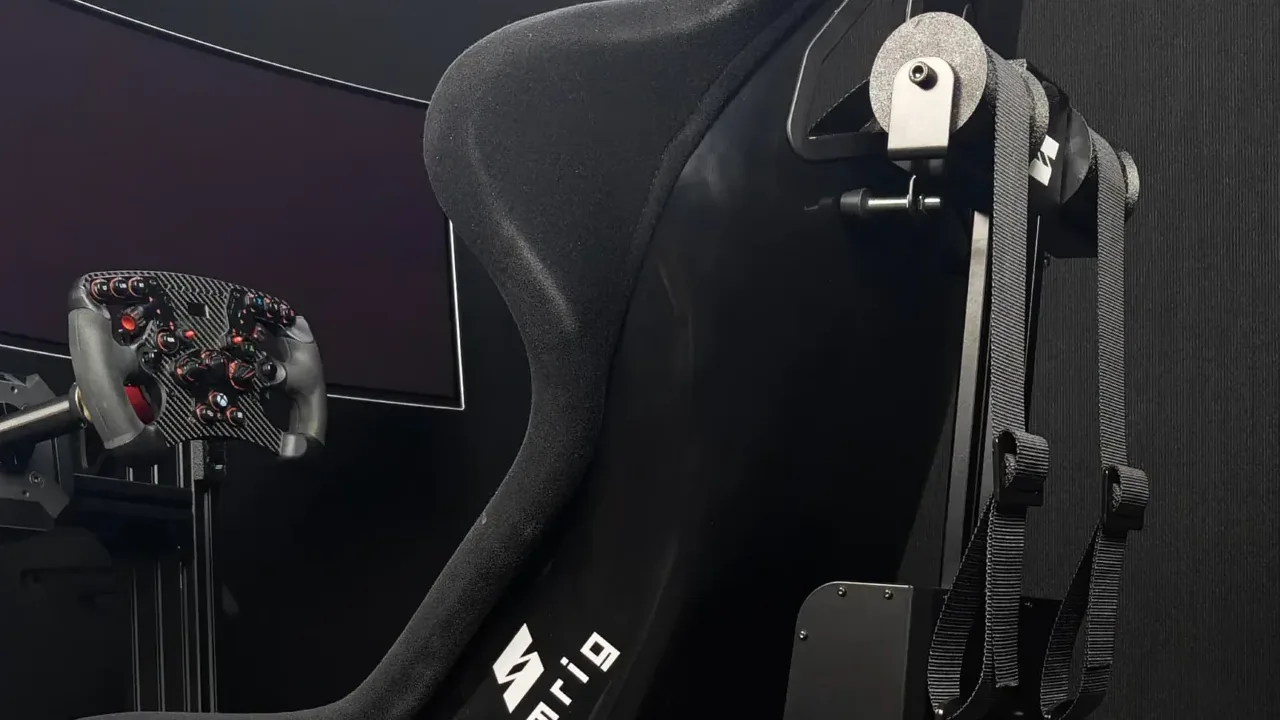 Le tendeur de harnais SBM monté derrière un baquet, visuel SIMRIG. 30 kg de chaque côté, premières livraisons mi-novembre.