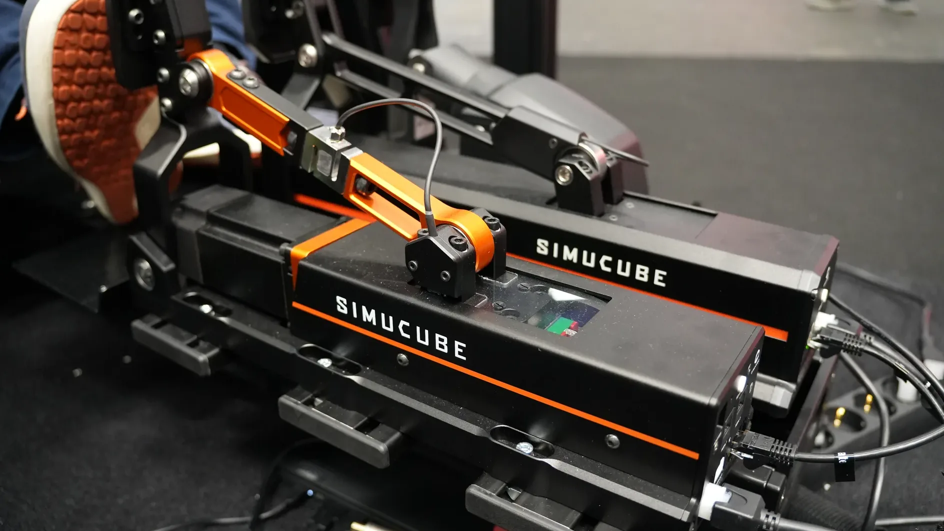Les vérins à bras orange des ActivePedal plus grandes, sur un rig du stand. Rien ne distinguait la Pro de l'Ultimate : à côté, la Sport est nettement plus courte.