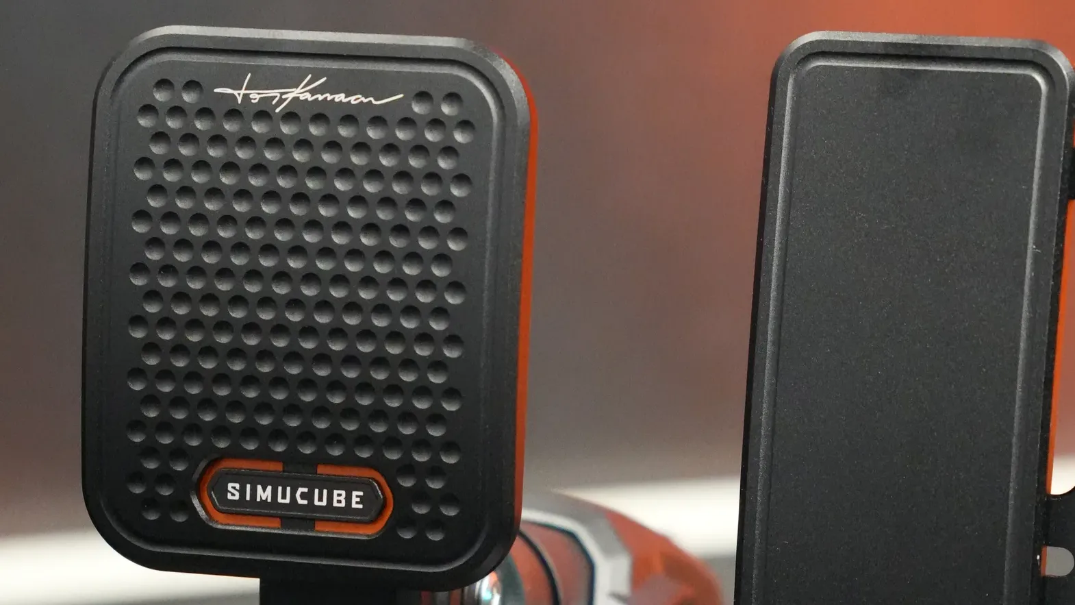 Une pédale de frein Simucube à plateau perforé et signé, du même dessin que l'ActivePedal Sport. 901 € HT la pédale seule, sans le Link Hub pourtant obligatoire.