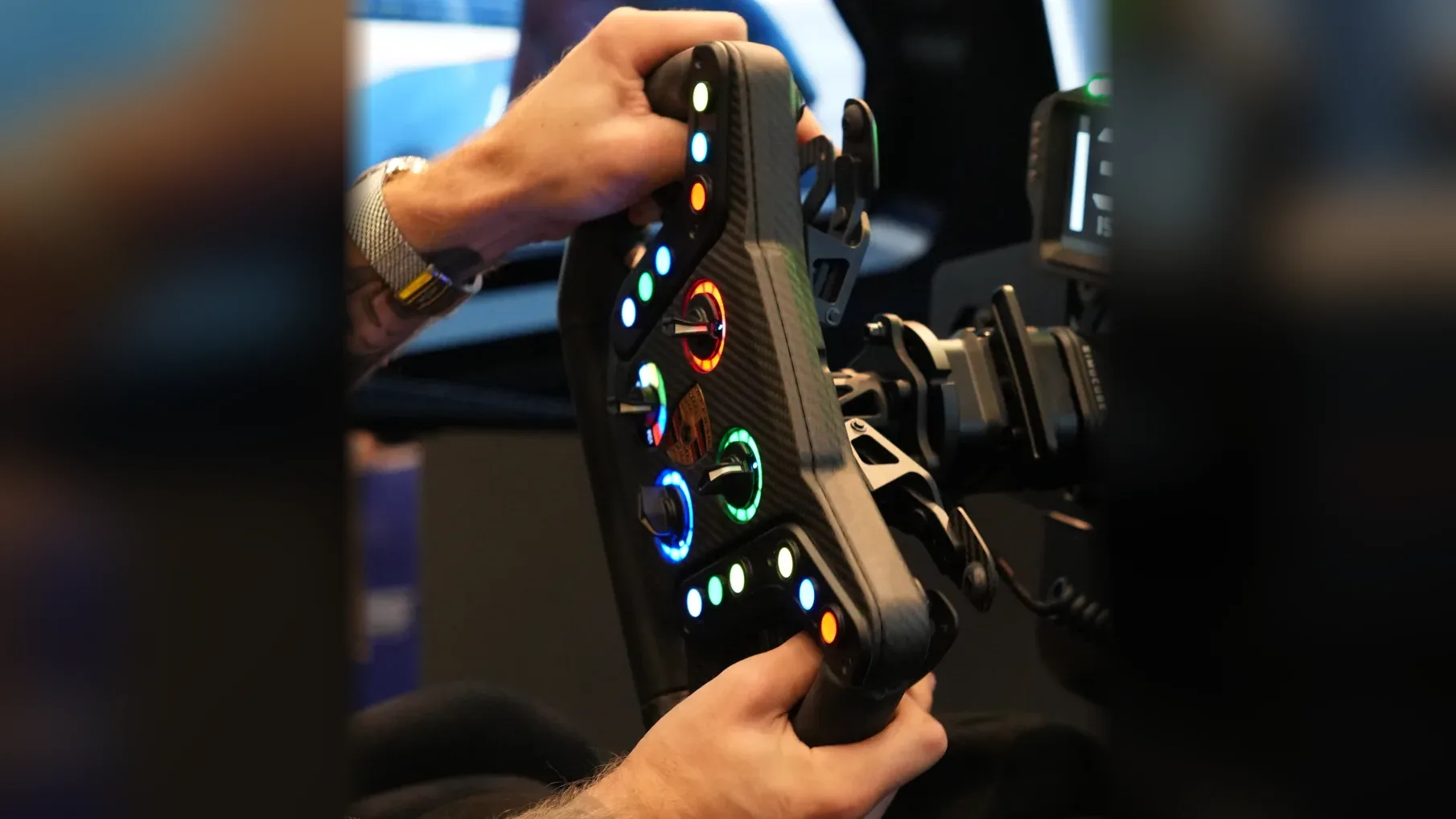 La Porsche 911 GT3 R Evo en roulage sur le stand VPG. Sa structure en carbone reprend celle du volant de la vraie 911 GT3 R, selon Superchicane.