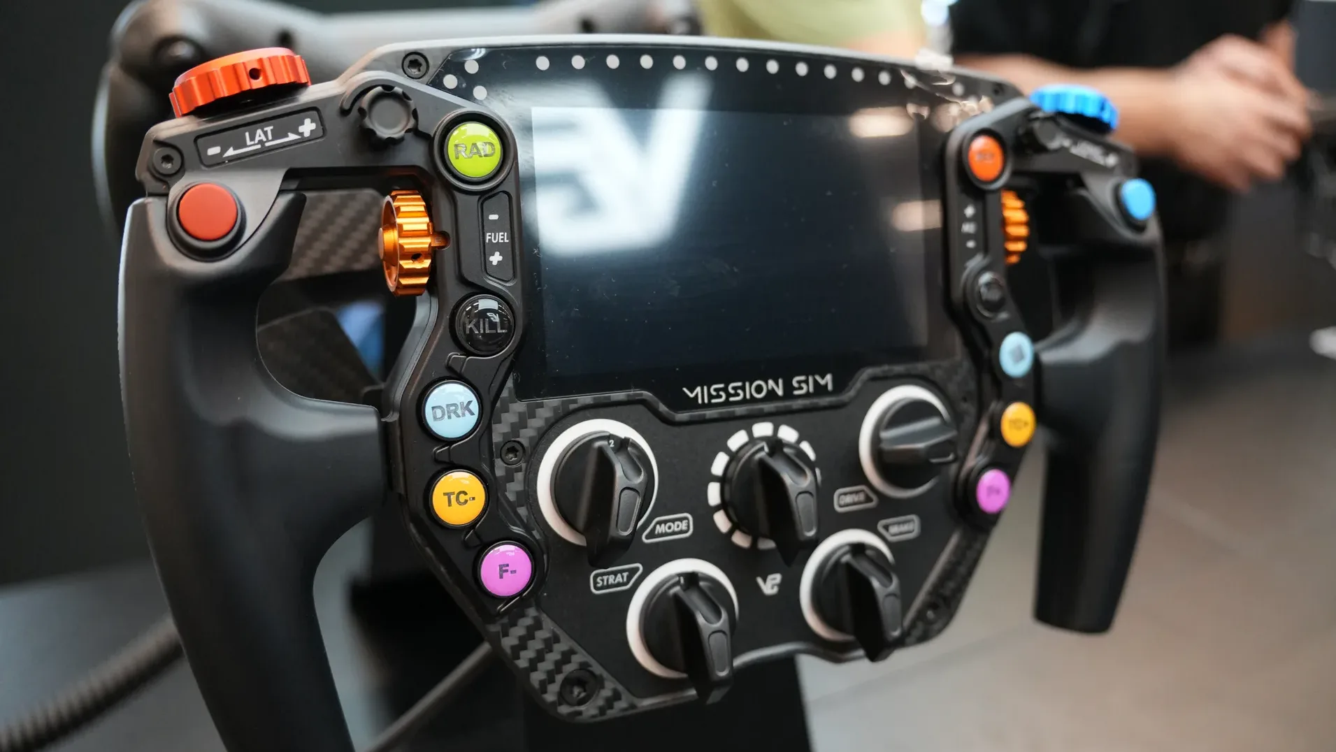 Le Mission Sim, premier volant maison de VPG, pensé pour le sim racing plutôt que copié d'une voiture. 1 199 £ HT.