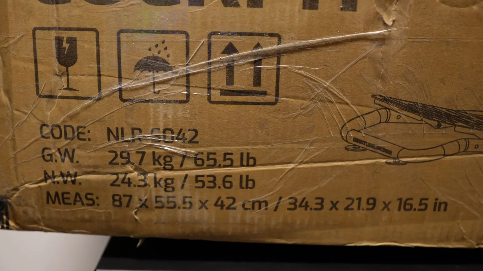 29,7 kg sur l'étiquette. Je l'ai porté seul depuis le point de livraison : soyez deux, vraiment.