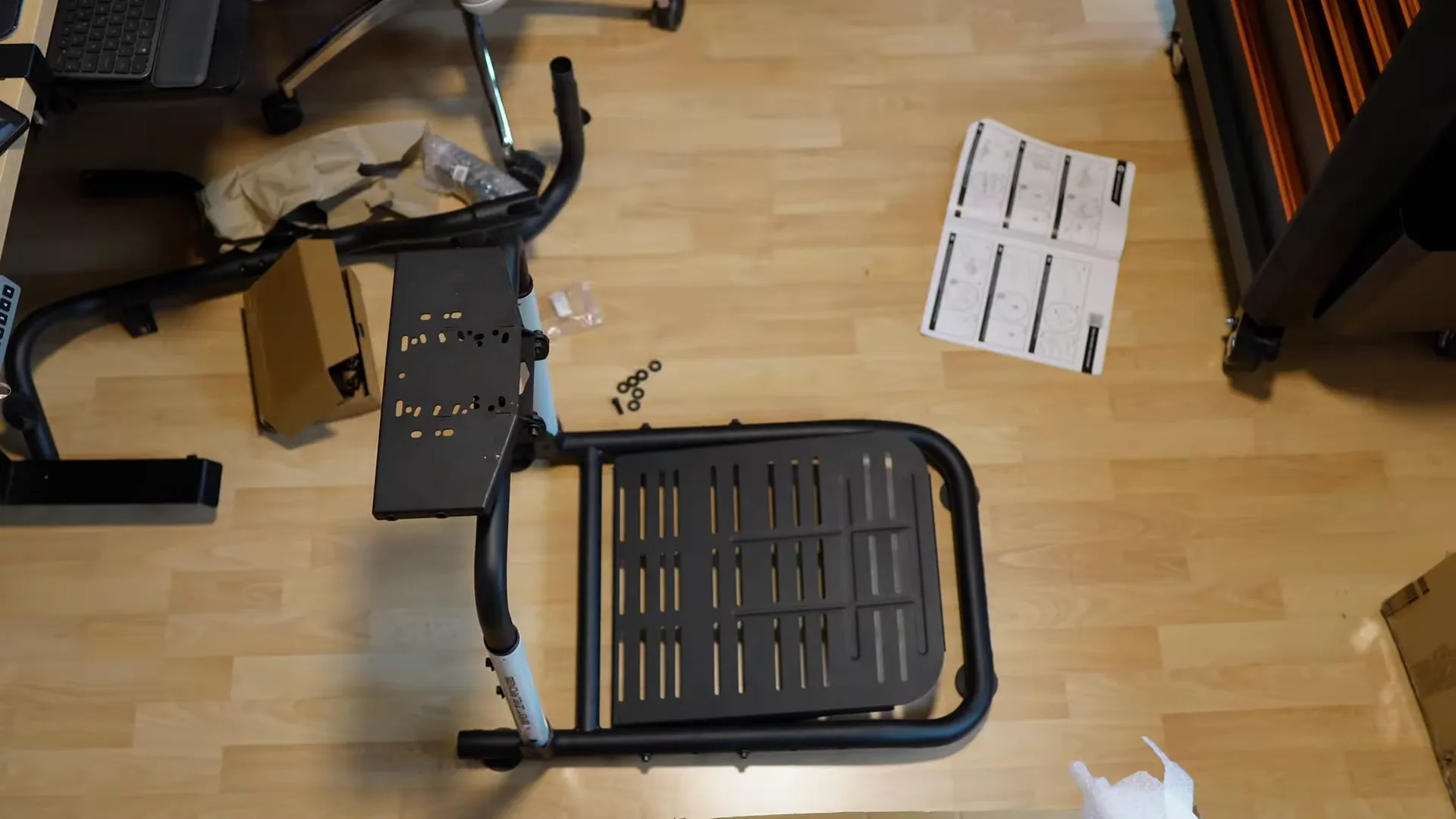 Le cadre avant déplié et le plateau du volant vissé : avec le manuel, rien d'ambigu. Comptez une demi-heure sans vous presser.