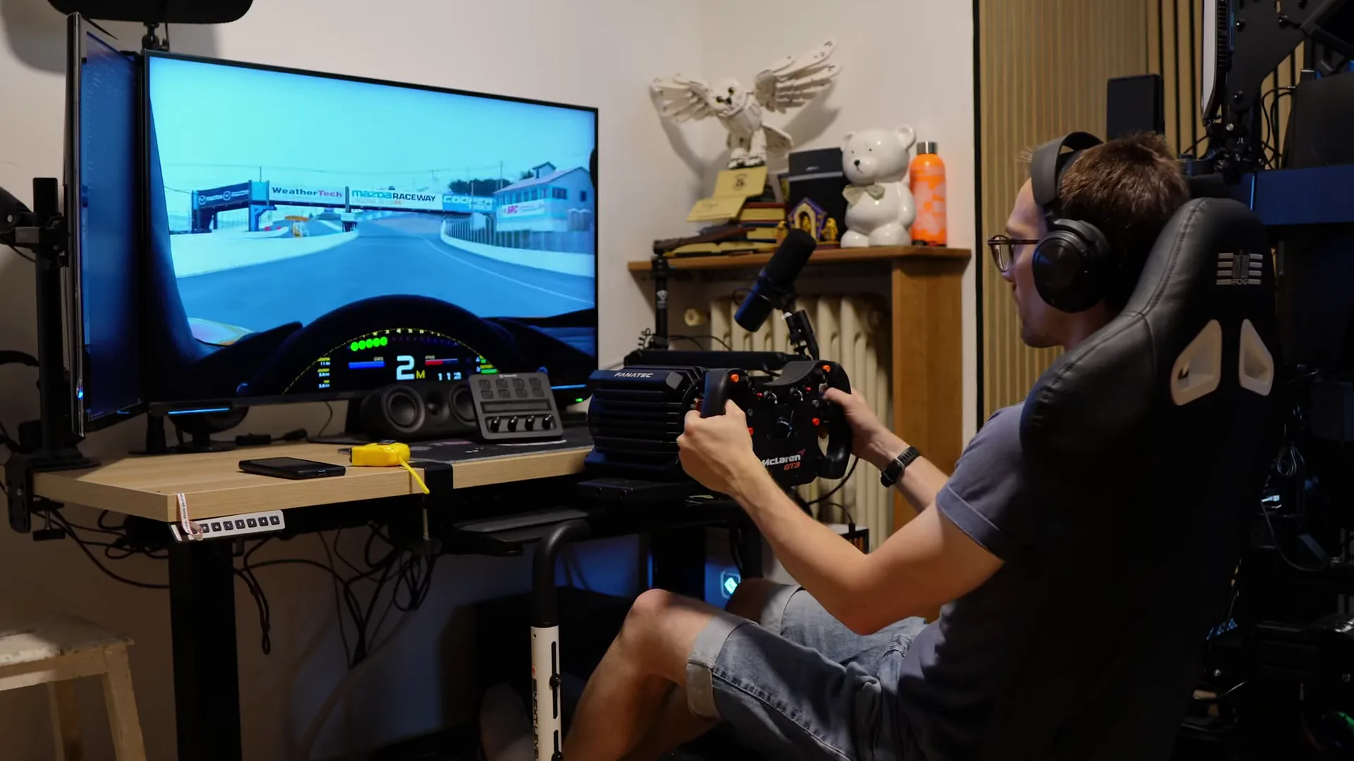 Le Victory devant un simple bureau : c'est exactement le public visé, celui qui n'a pas d'espace dédié au sim racing.