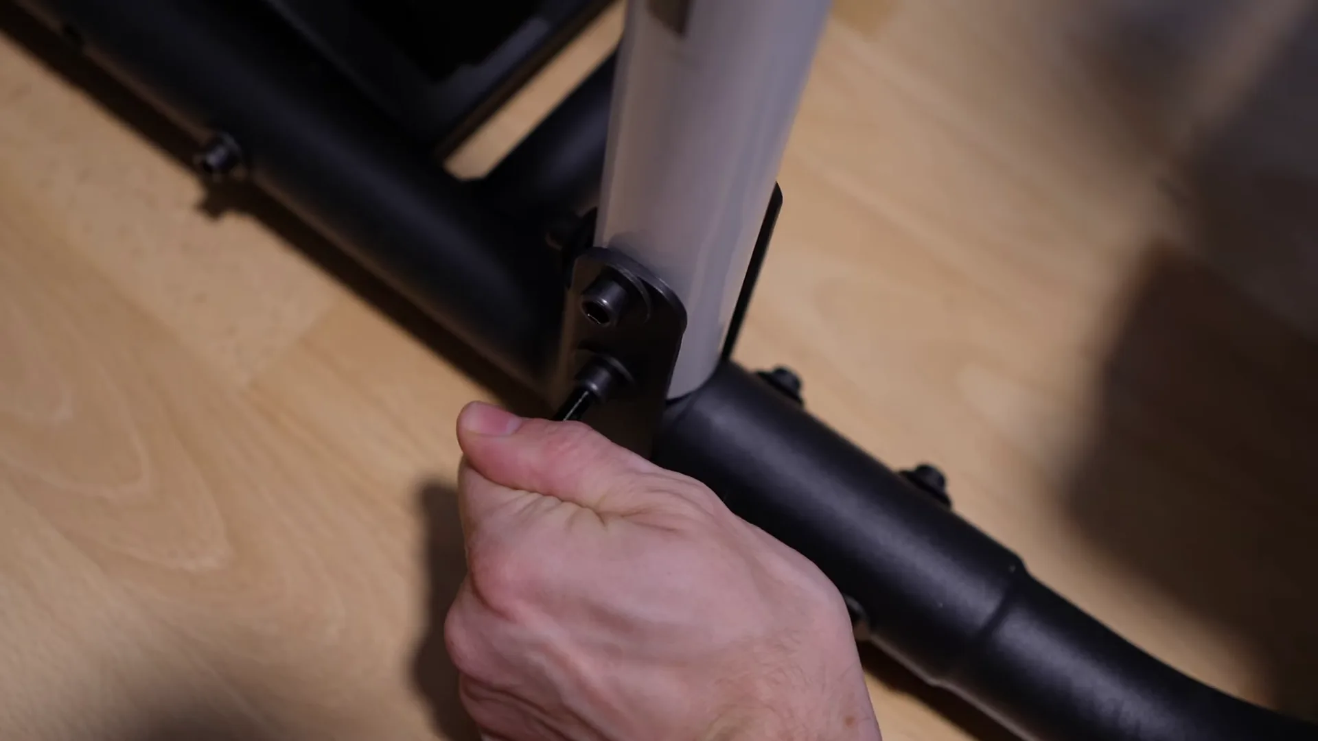 Une clé Allen suffit, au montage comme aux réglages. Et pas de visseuse : Next Level Racing déconseille les outils électriques.