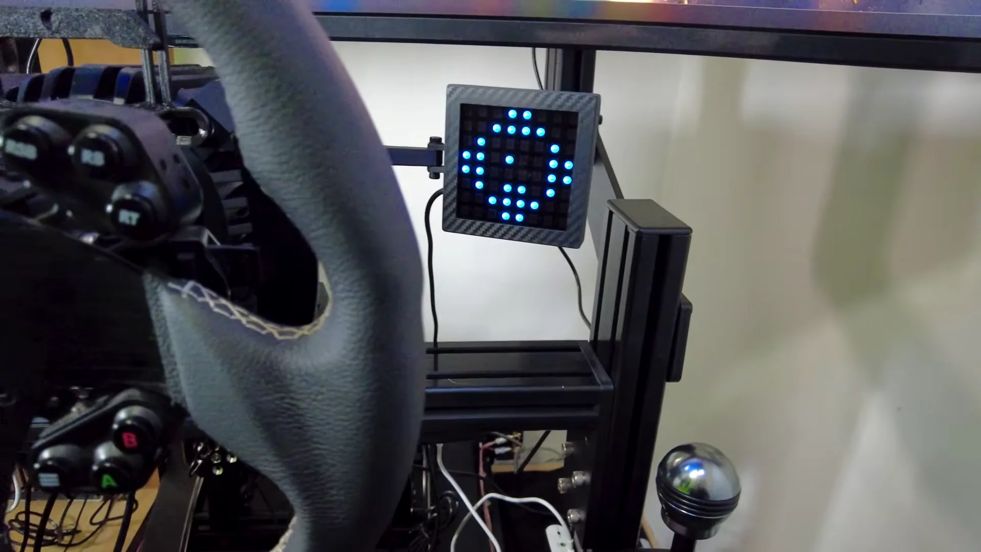 Un cadre à motif carbone, 64 LED derrière la façade et un câble USB : pas besoin de plus pour voir les drapeaux du coin de l'œil.