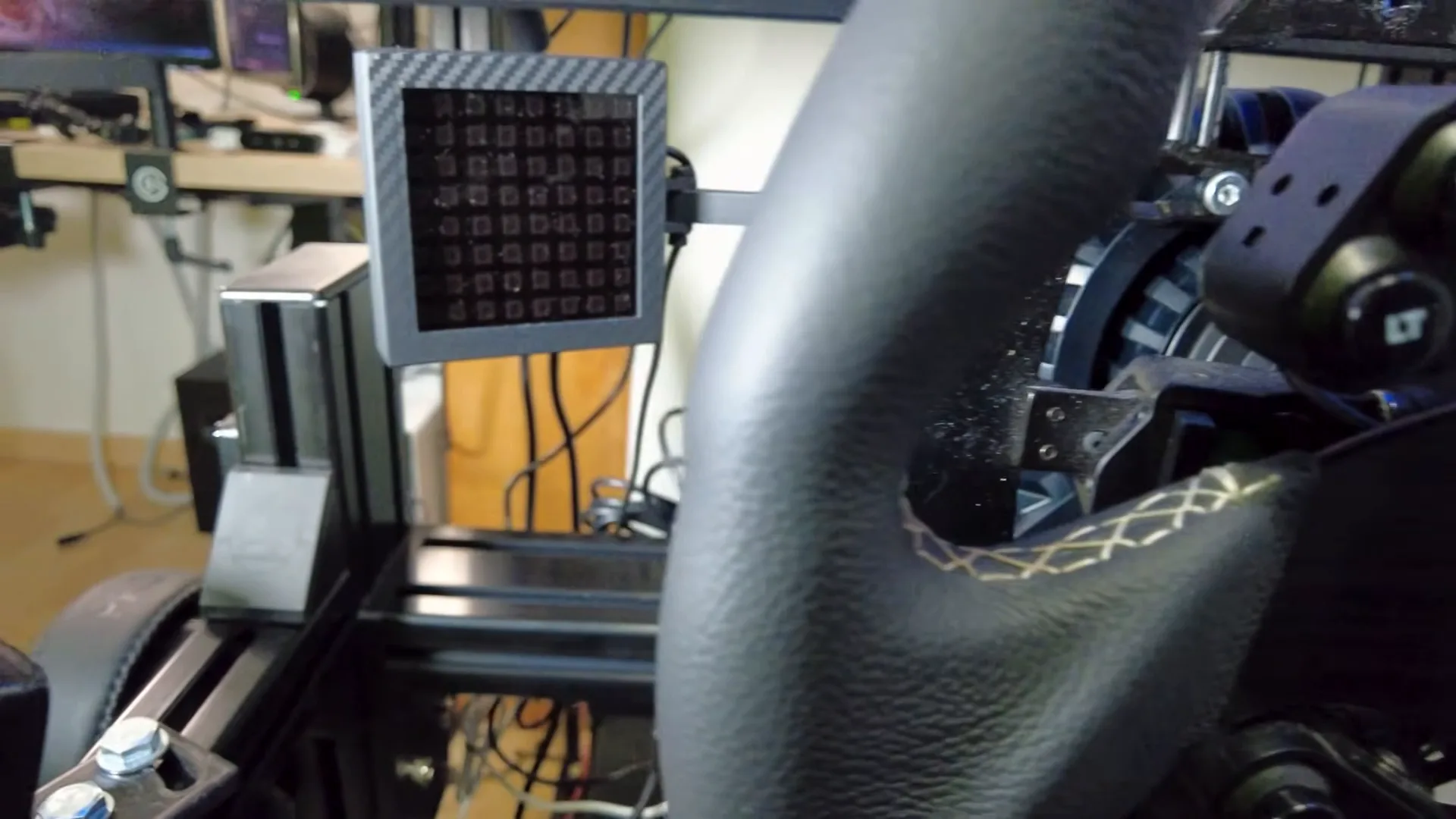 Éteint, on devine la grille : 8 rangées de 8 LED RGB, et un Arduino derrière pour les piloter. C'est tout ce qu'il y a dedans.
