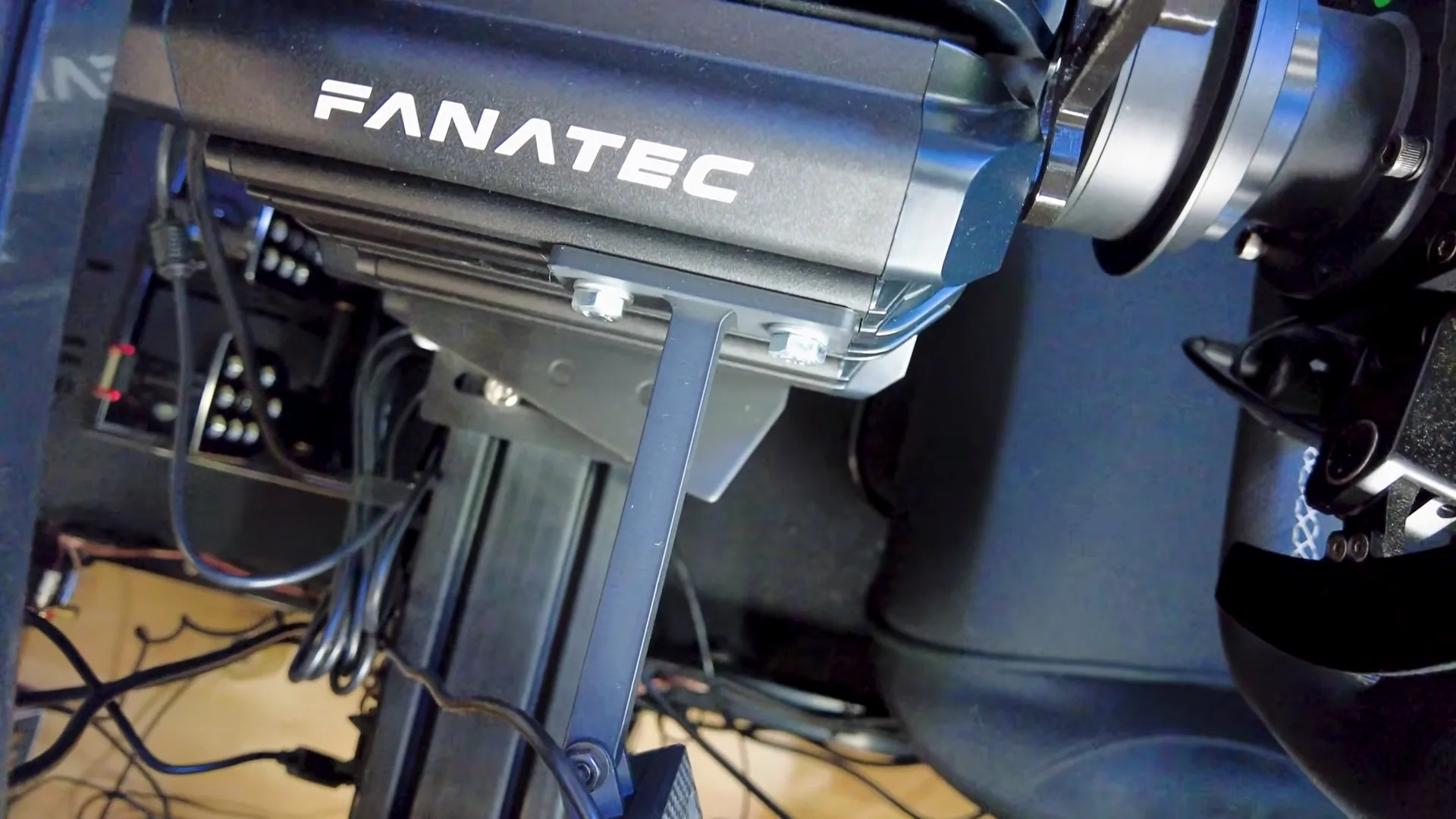 La fixation qui m'a fait choisir ce kit : elle se visse directement sous la base Fanatec, deux vis, et l'iFlag vient se placer à côté du volant.