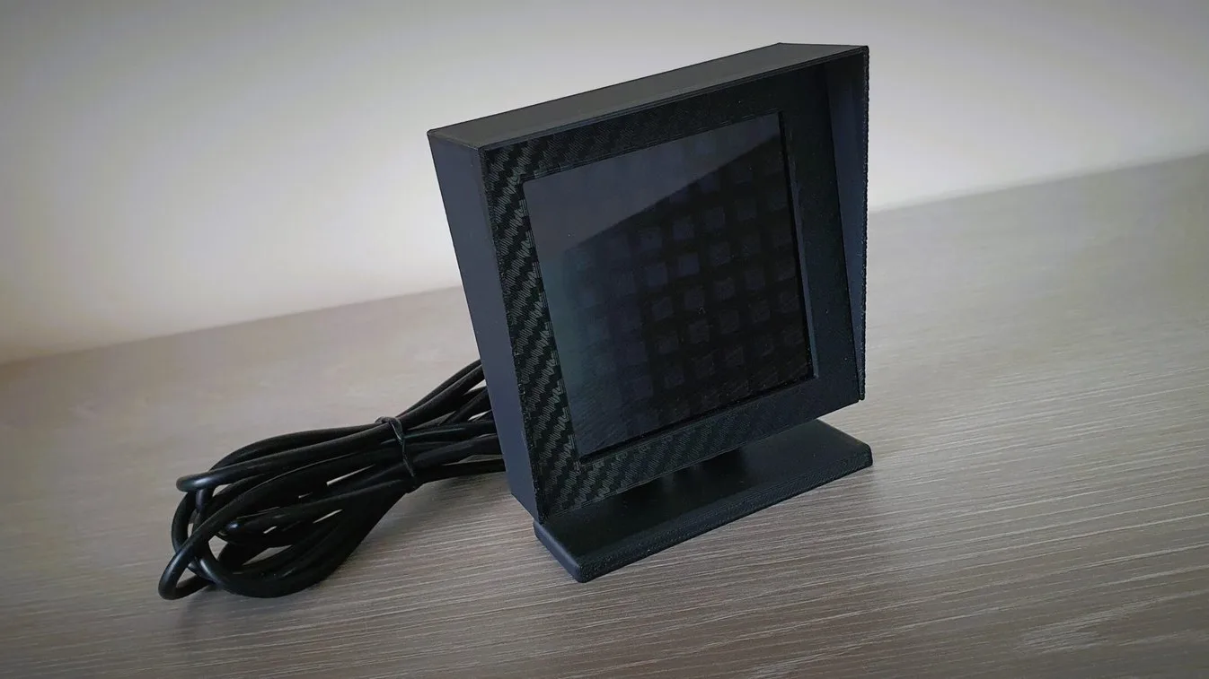 Même recette chez SimRacerShop, un autre artisan français : une matrice 8 x 8 derrière une façade fumée, avec une casquette au-dessus. Visuel SimRacerShop.