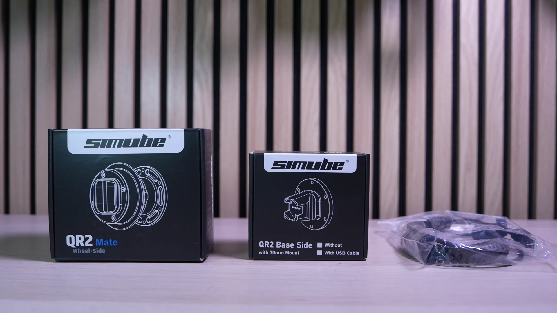 Les deux boîtes Simube : QR2 Mate wheel-side et QR2 Base Side avec câble USB