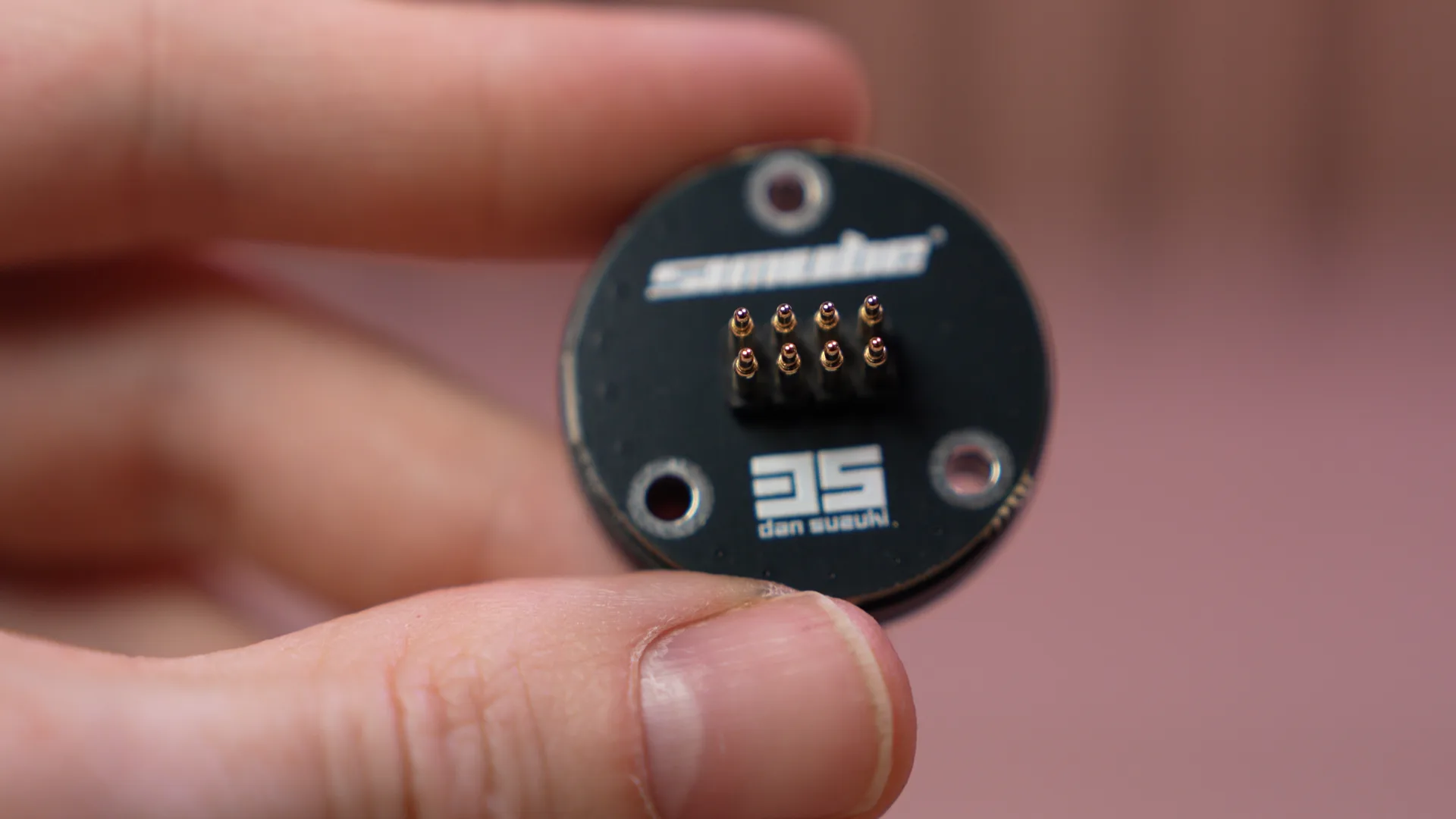 Le module PCB qui porte les 8 pogo pins dorés