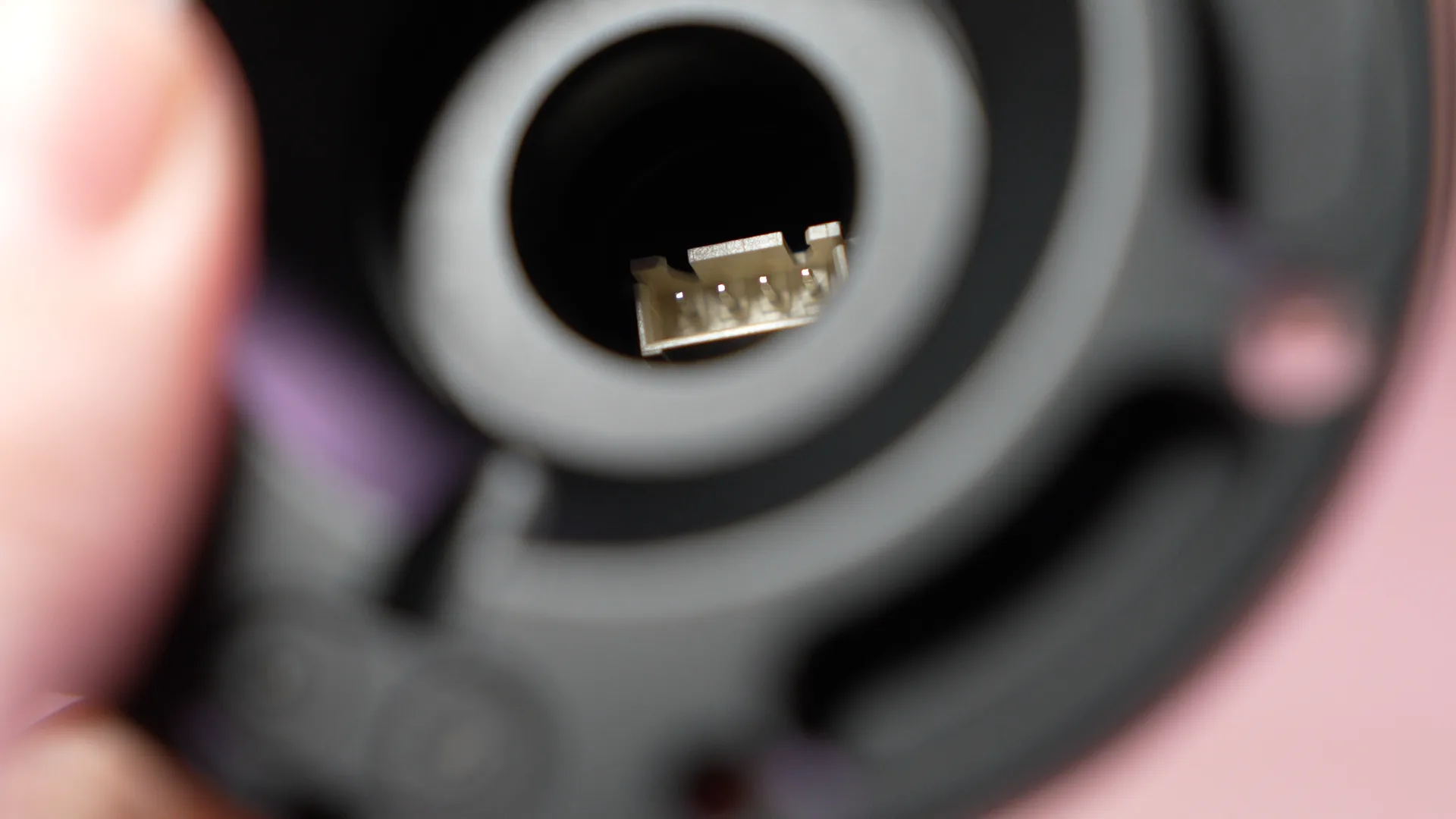 Le connecteur JST classique en 4 pins logé à l'intérieur du base side Simube — c'est ici qu'est branché le câble USB qui part vers le PC