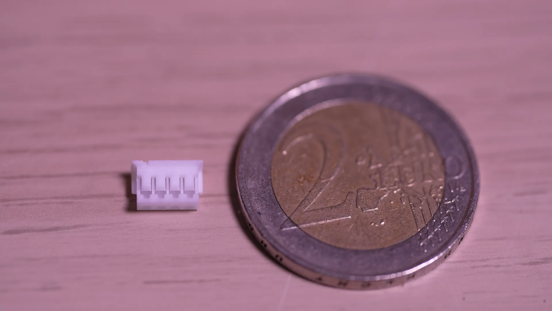Le connecteur JST ZH 1.5 mm posé à côté d'une pièce de 2 € pour donner l'échelle — c'est minuscule