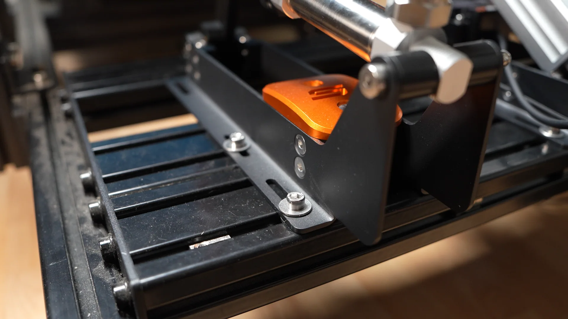 La fixation directe sur profilé aluminium, sans plaque de base
