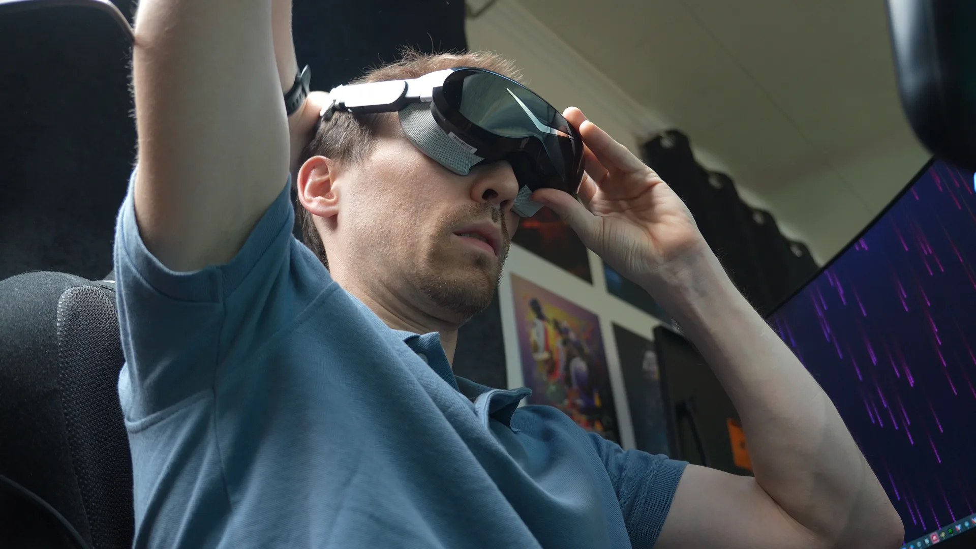 L'installation du casque, une fois assis. Il se pose et se serre d'une main, sans miroir et sans repositionner la sangle à chaque fois