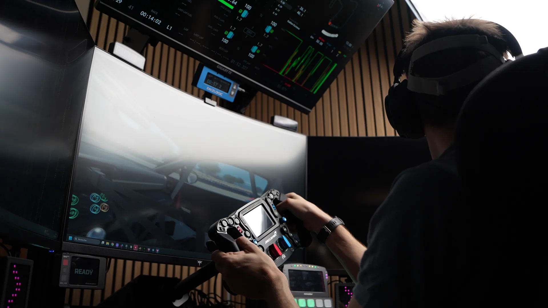 En VR l'écran ne sert plus qu'à celui qui regarde de l'extérieur. Le rendu est envoyé en double, ce qui explique la charge demandée à la carte graphique