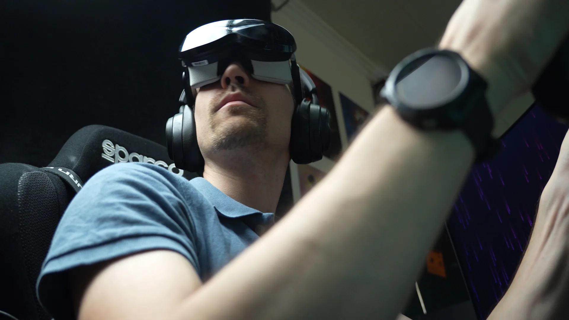 Casque VR et casque audio par-dessus : les haut-parleurs intégrés laissent passer le bruit de la pièce, donc le casque audio reste utile sur un rig dynamique