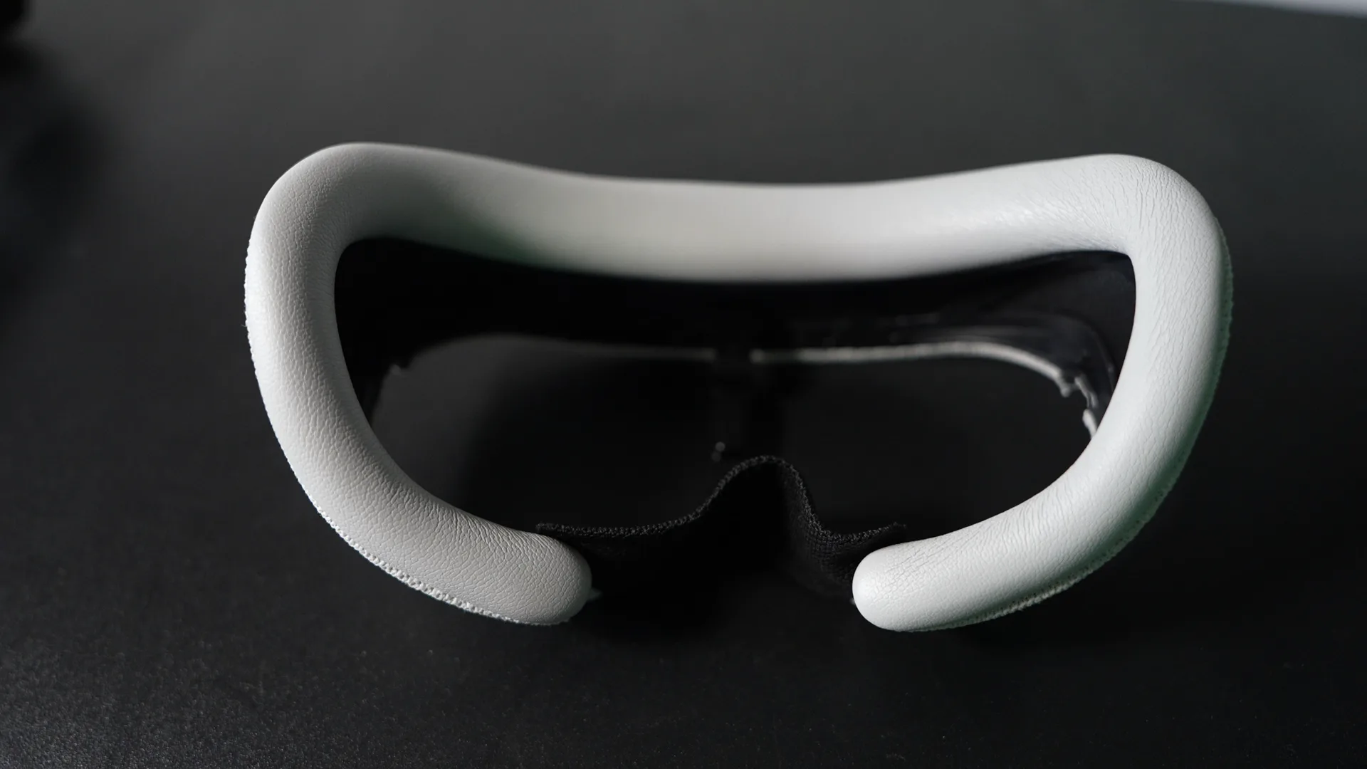 L'interface faciale est aimantée et se retire en une seconde. Sa forme ne convient pas à toutes les morphologies, et c'est le premier accessoire que la plupart des acheteurs remplacent