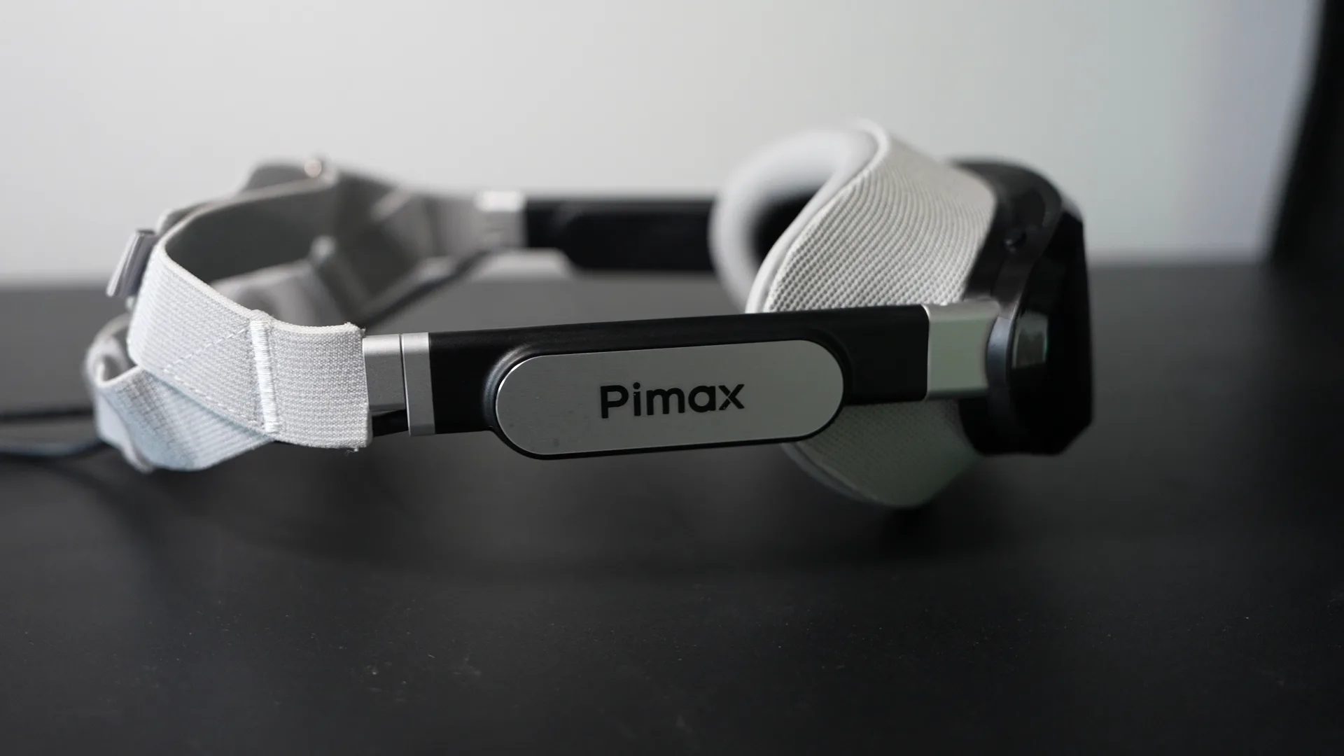 Le casque tient sur deux points seulement, sans arceau supérieur. À moins de 170 g ça suffit, mais le serrage ne se répartit pas et c'est là que la lumière passe