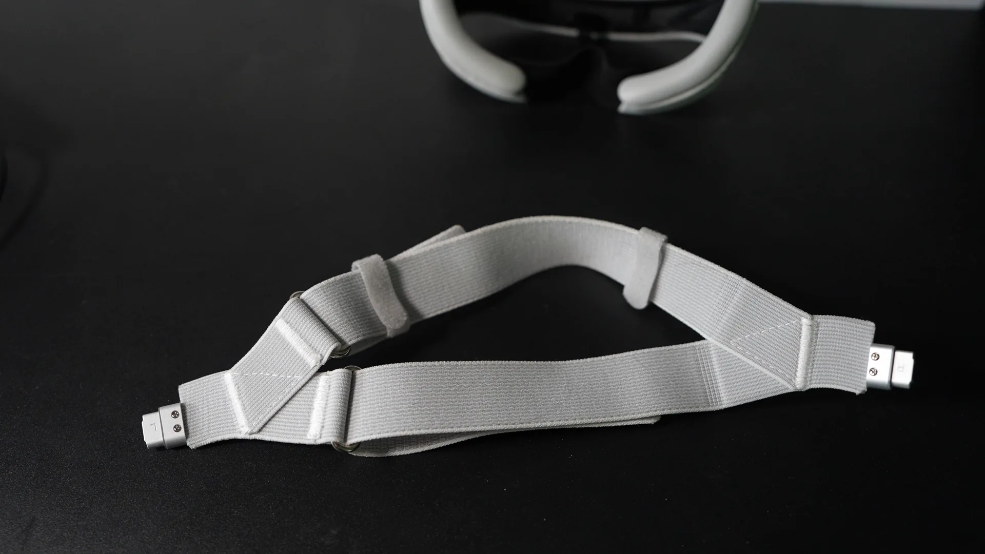 La sangle se démonte sans outil. C'est ce qui permet de la remplacer par une sangle tierce, la modification la plus courante sur ce casque