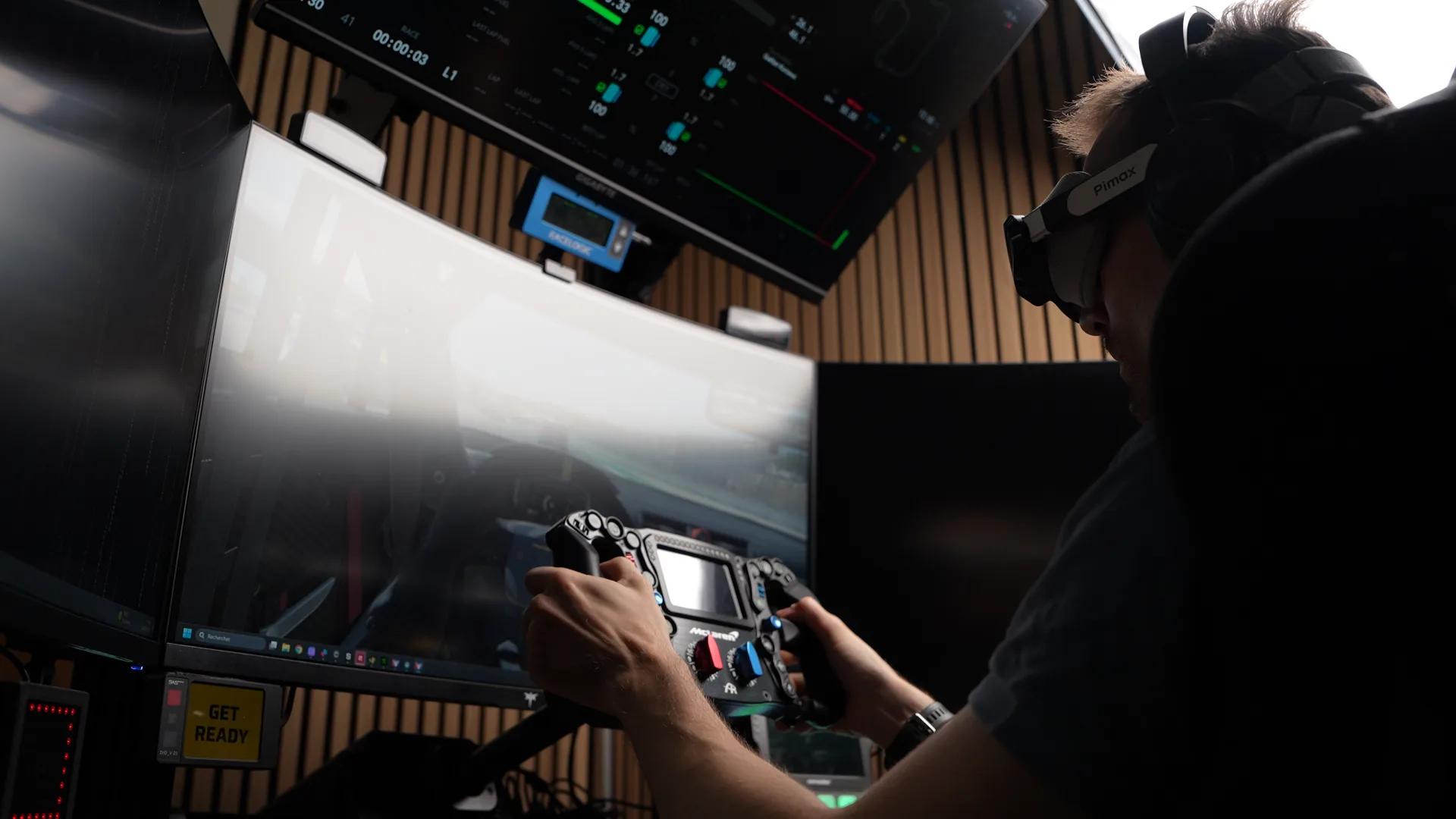 Mon triple écran est réglé très près pour l'effet cockpit. En VR ça n'a plus d'importance pour l'image, mais ça limite la place disponible pour placer la station