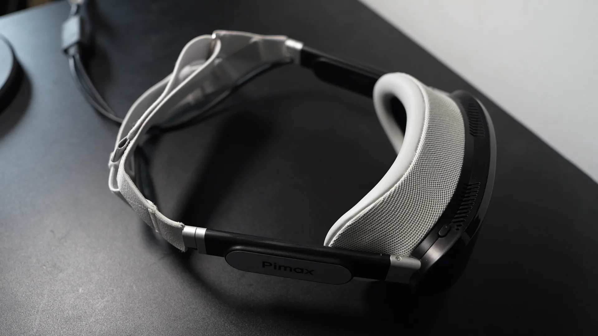 Tout le poids est à l'avant, sans contrepoids à l'arrière. C'est ce qui rend le casque si léger à porter, et ce qui oblige à serrer pour qu'il ne glisse pas