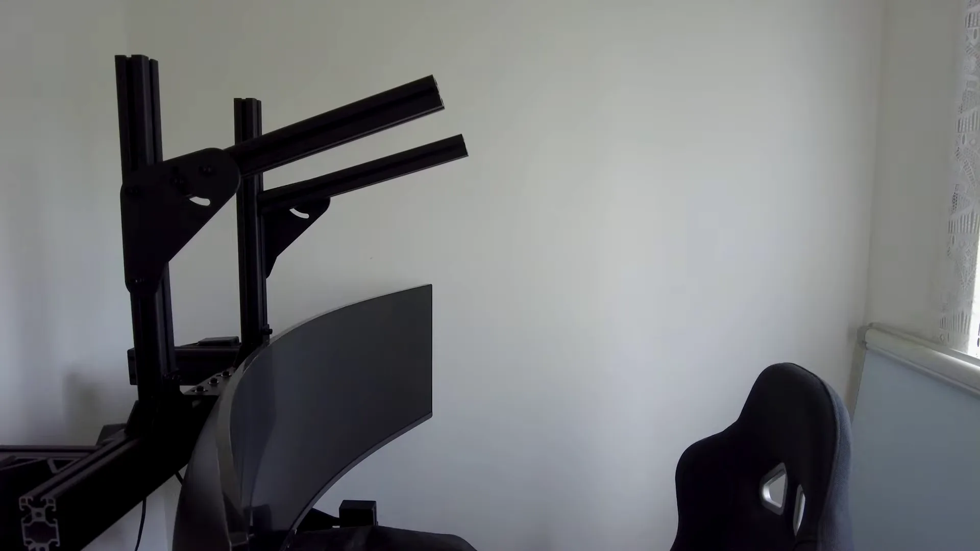 Les deux bras en place au-dessus de l'ultrawide. Il manque encore la troisième barre, au centre : c'est pour elle que je n'avais rien serré.
