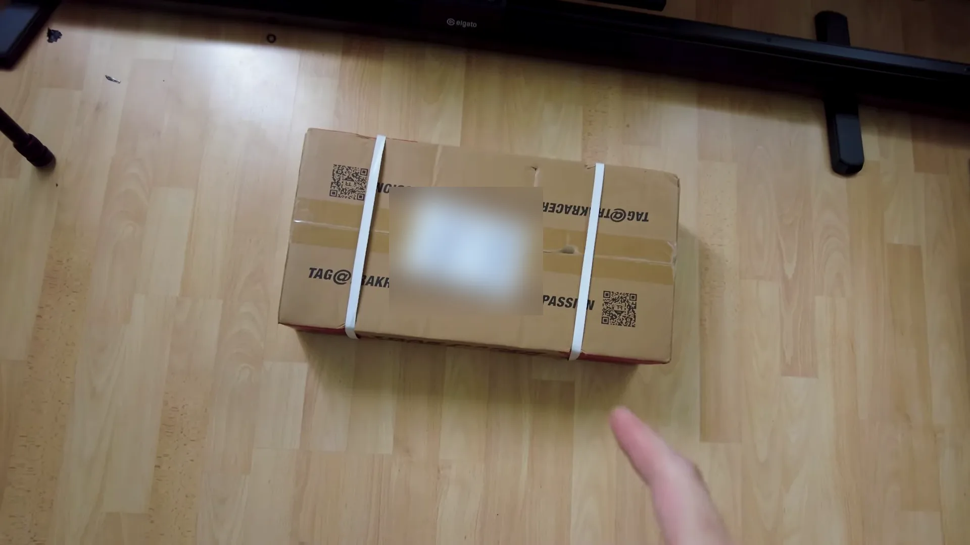 On a reçu ça : un carton sanglé, marqué Trak Racer. Dedans, des profilés jusqu'à 50 cm de long, d'après le manuel.